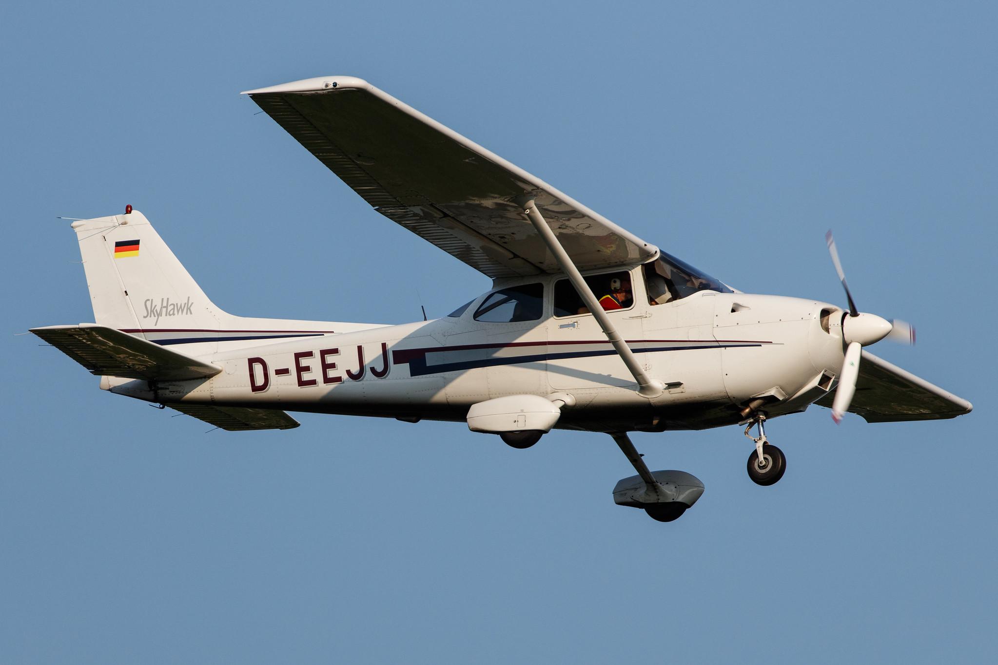 Hamburg Airport: Private owner |  Cessna 172R Skyhawk C172 | D-EEJJ | MSN 17280813