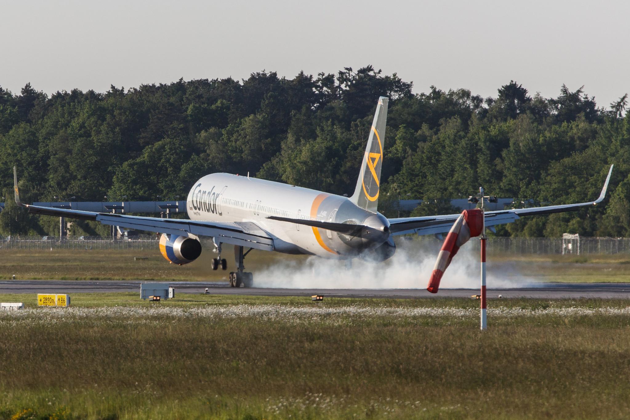 Hamburg Airport: Condor (DE / CFG) |  Boeing 757-330 B753 | D-ABOL | MSN 29021