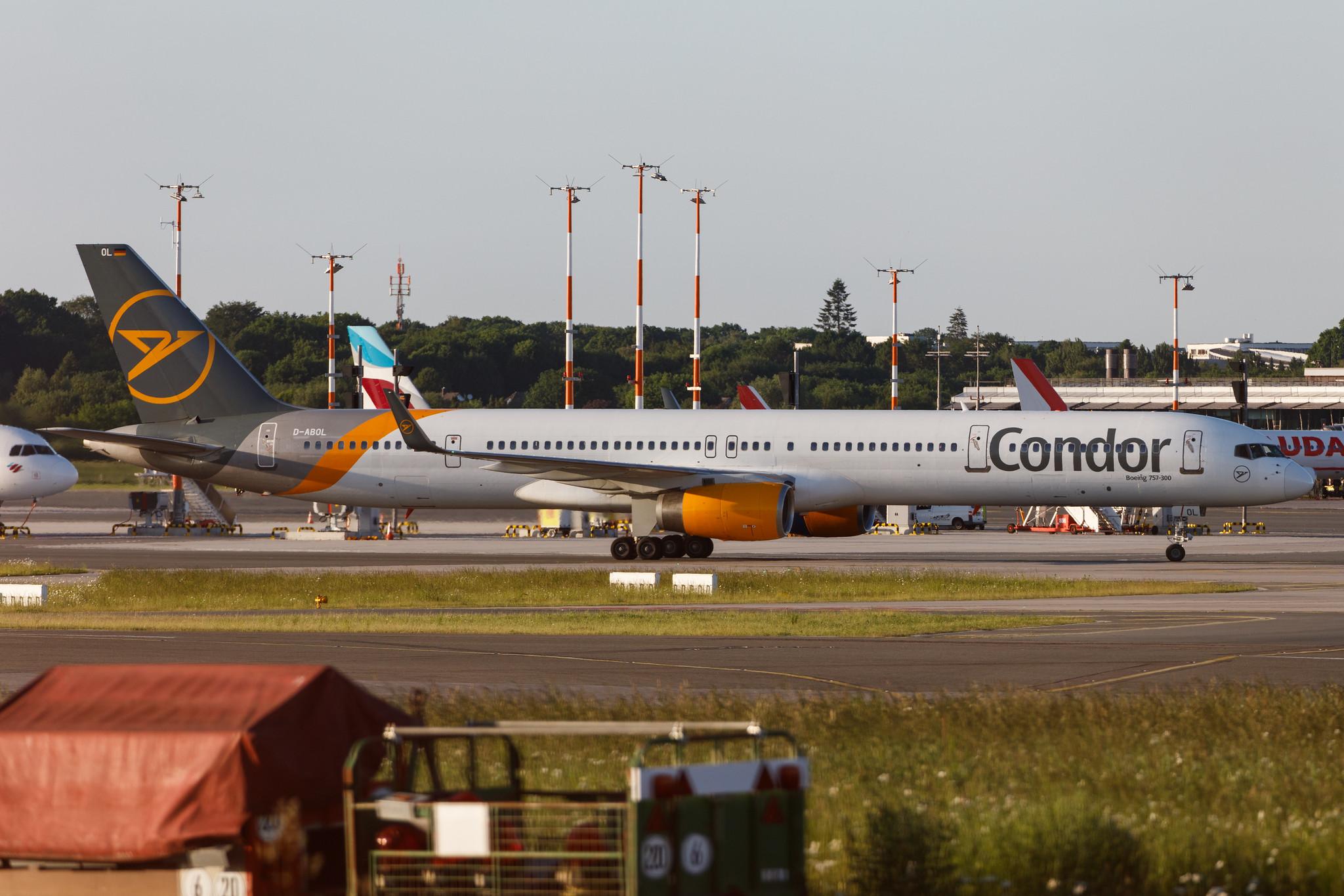 Hamburg Airport: Condor (DE / CFG) |  Boeing 757-330 B753 | D-ABOL | MSN 29021