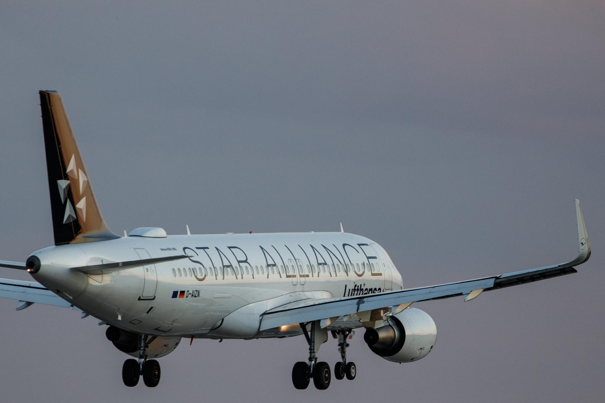 Hamburg Airport: Lufthansa (LH / DLH) |  Livery: Star Alliance Livery |  Airbus A320-214 A320 | D-AIZN | MSN 5425