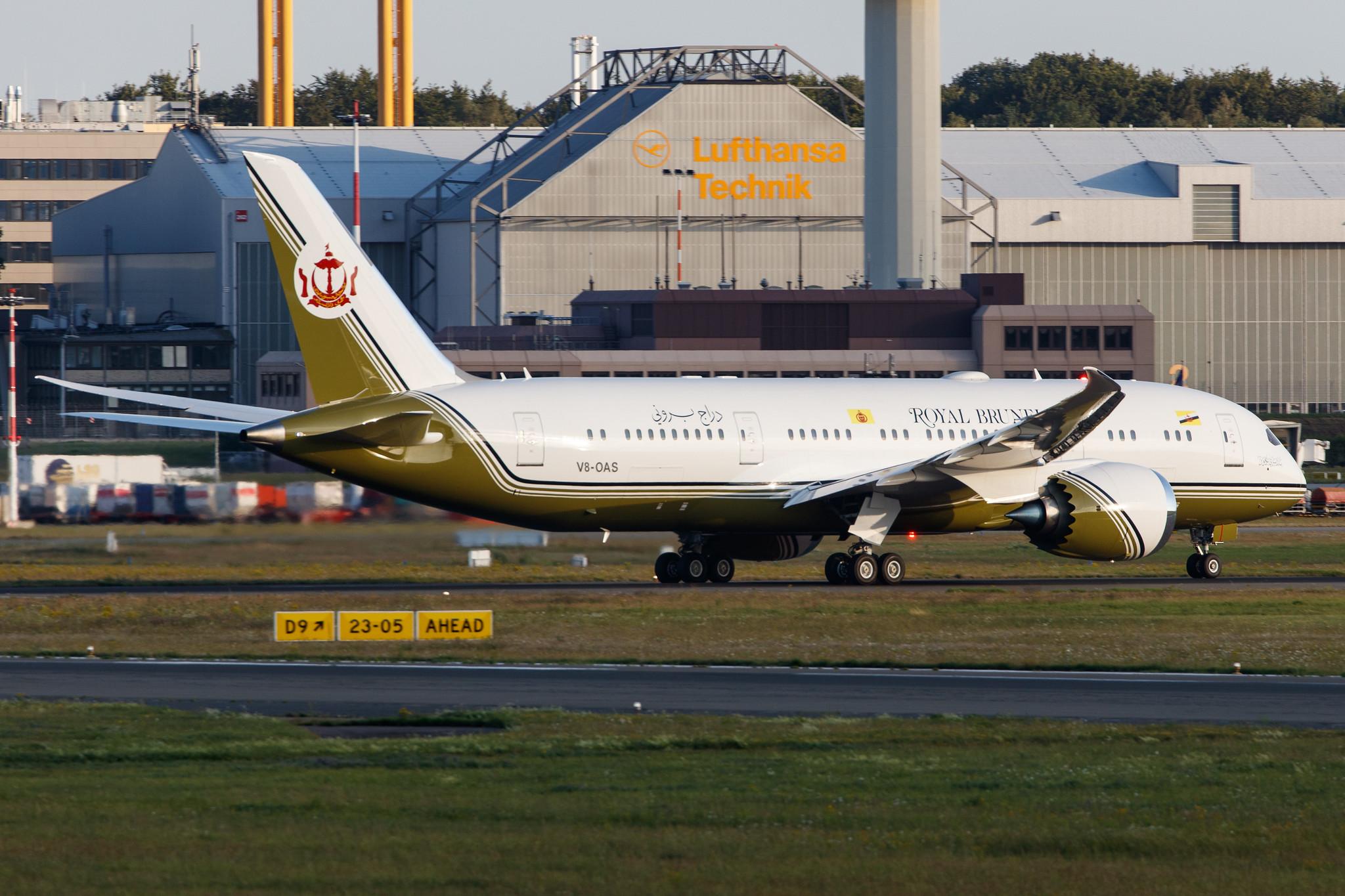 Hamburg Airport: Brunei Government |  Boeing 787-8 Dreamliner (BBJ) B788 | V8-OAS | MSN 44572