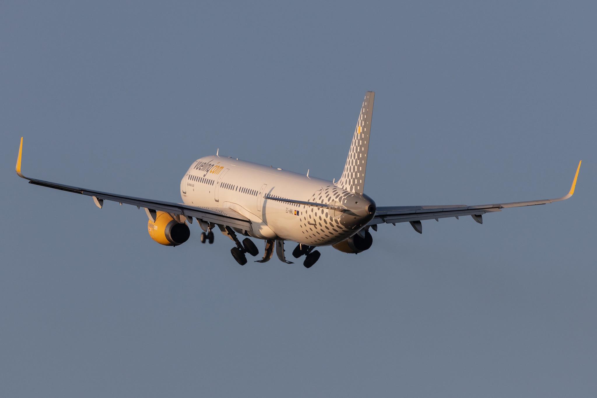 Amsterdam Schiphol: Vueling (VY / VLG) |  Airbus A321-231 A321 | EC-MMU | MSN 07218