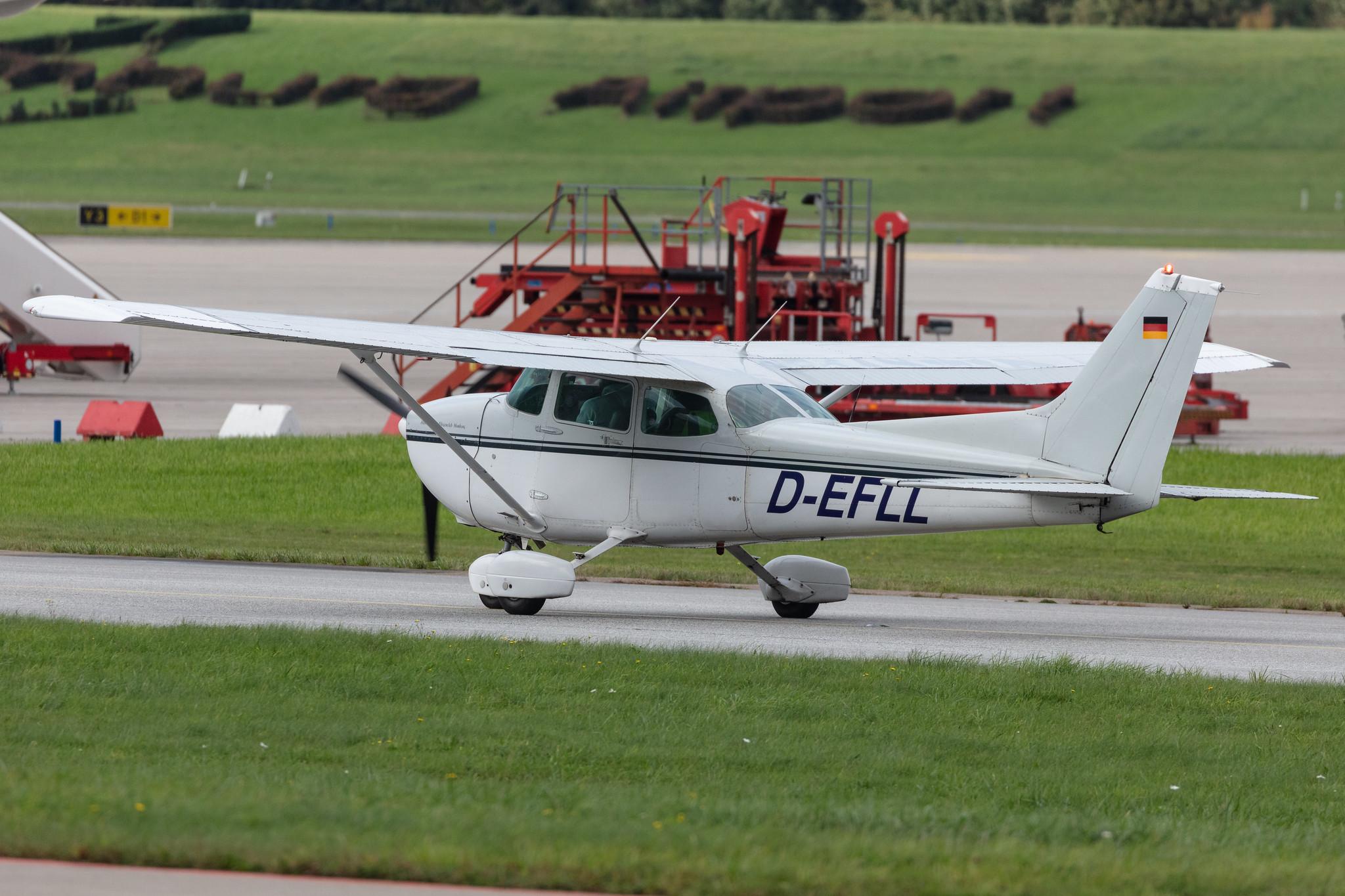 Hamburg Airport: Private owner |  Cessna 172P Skyhawk C172 | D-EFLL | MSN 172-75489