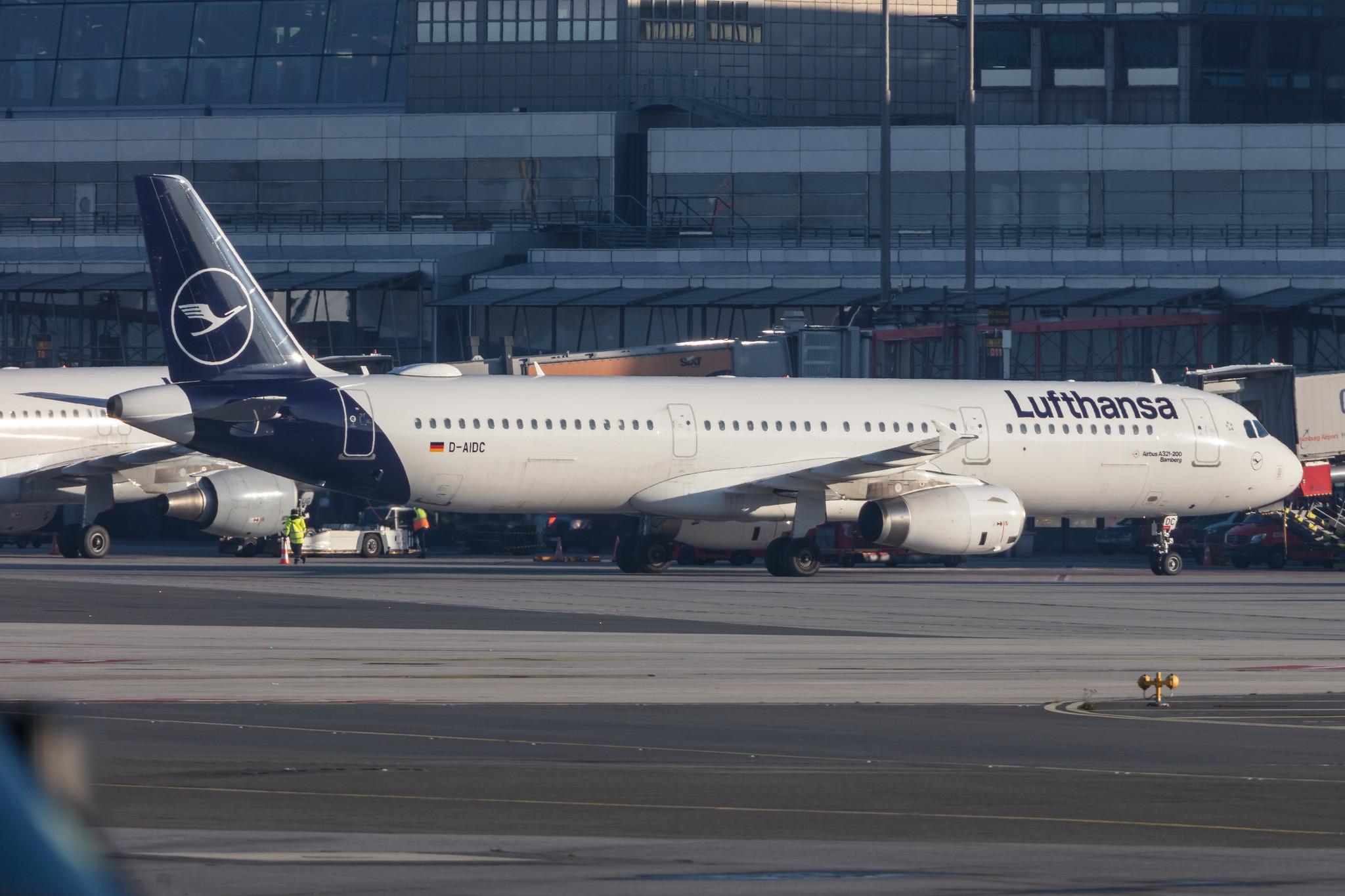 Hamburg Airport: Lufthansa (LH / DLH) |  Airbus A321-231 A321 | D-AIDC | MSN 4560