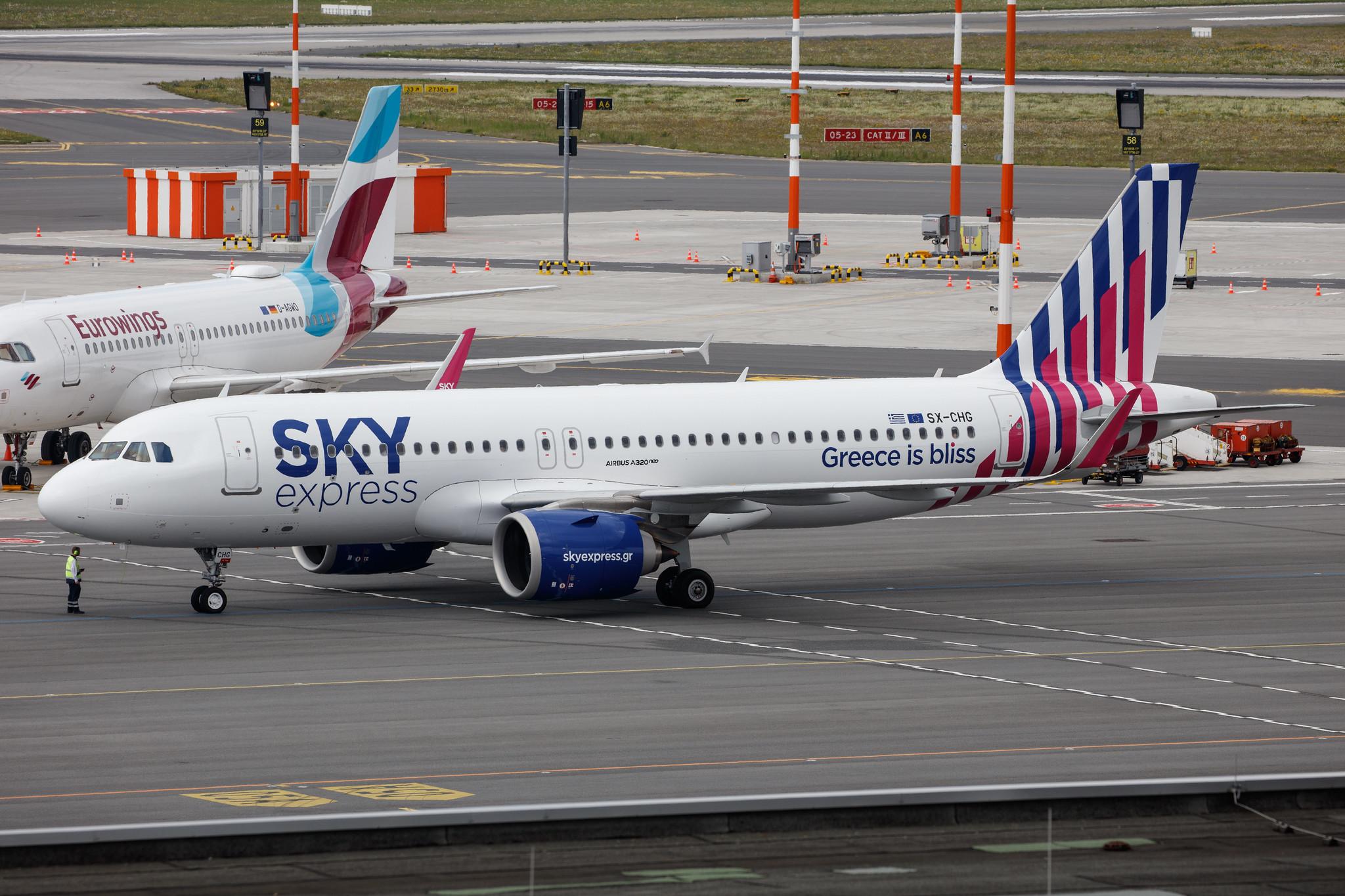 Hamburg Airport: Sky Express (GQ / SEH) |  Airbus A320-251N A20N | SX-CHG | MSN 10079
