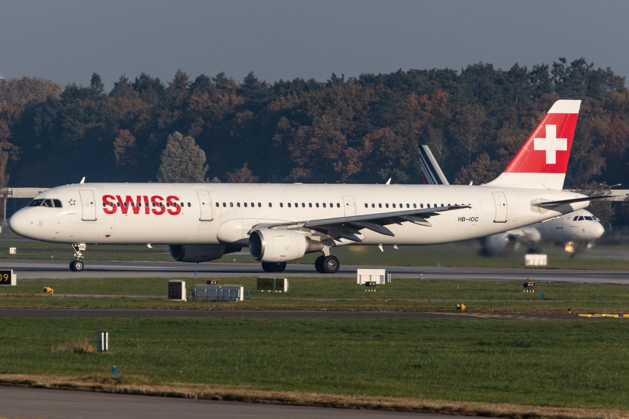 Hamburg Airport: Swiss (LX / SWR) |  Airbus A321-111 A321 | HB-IOC | MSN 0520