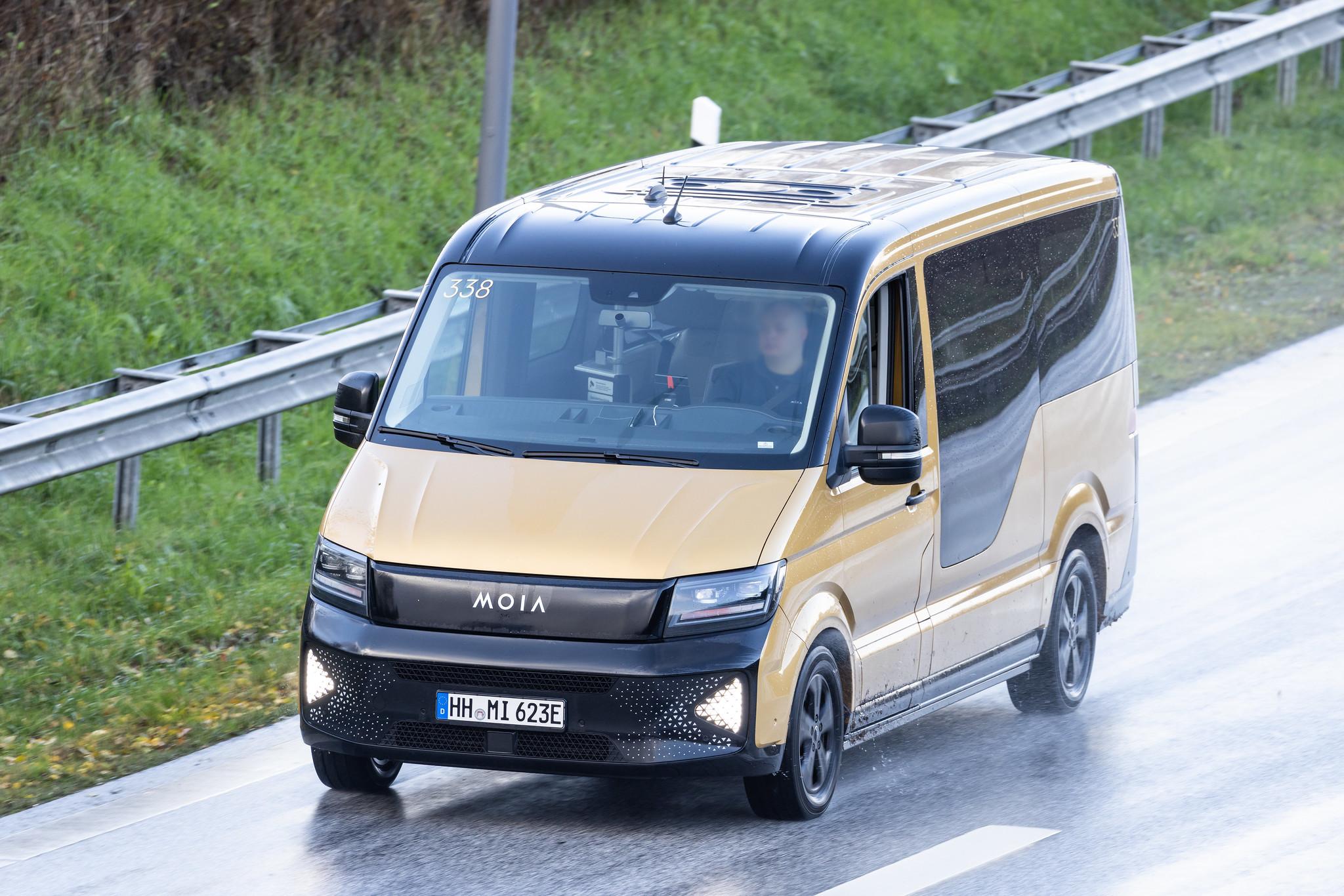 Hamburg Airport: Der Fahrdienstleister Moia bei der Anfahrt des Hamburger Flughafens.
