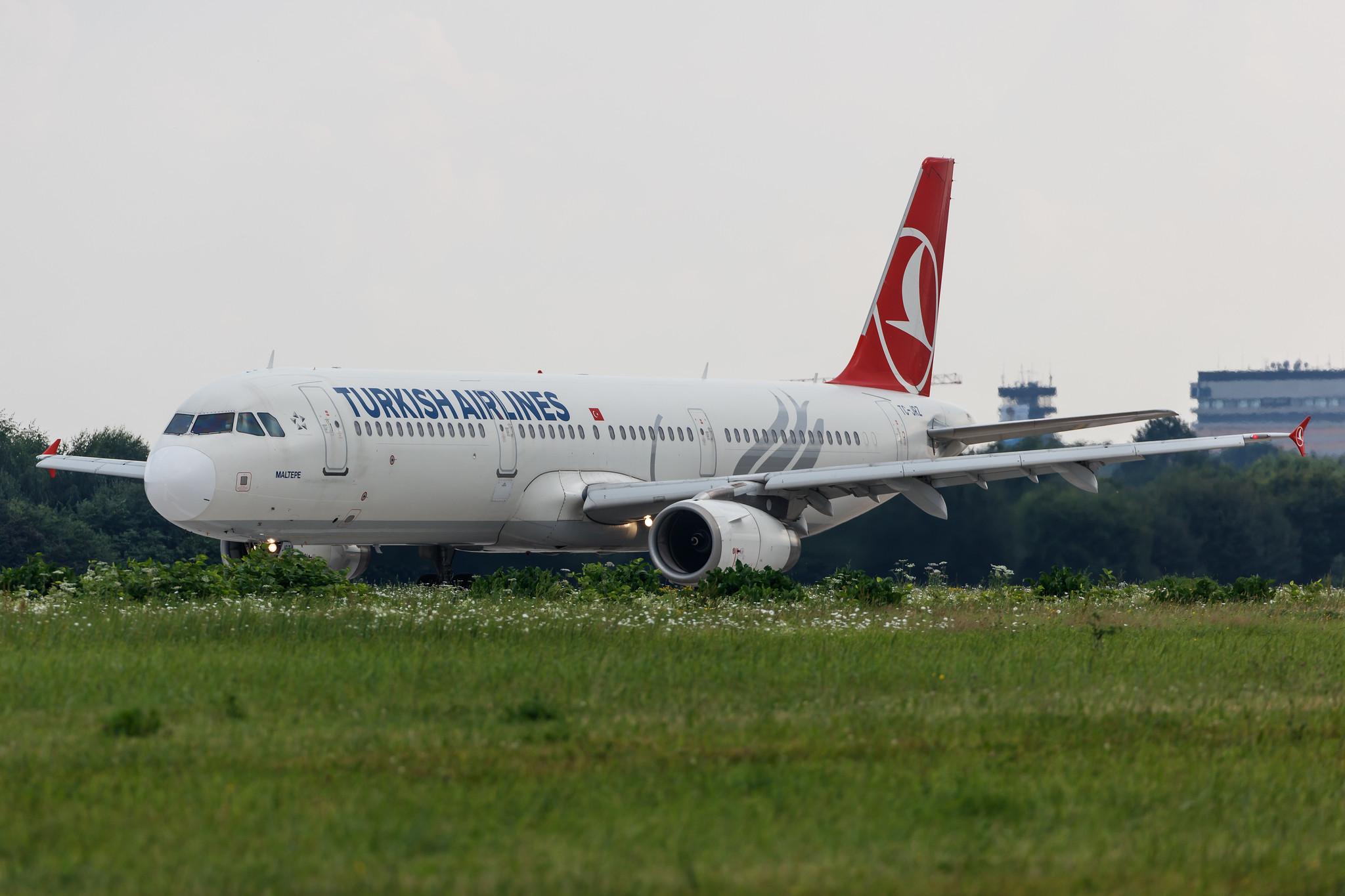 Hamburg Airport: Turkish Airlines (TK / THY) |  Airbus A321-231 A321 | TC-JRZ | MSN 5118