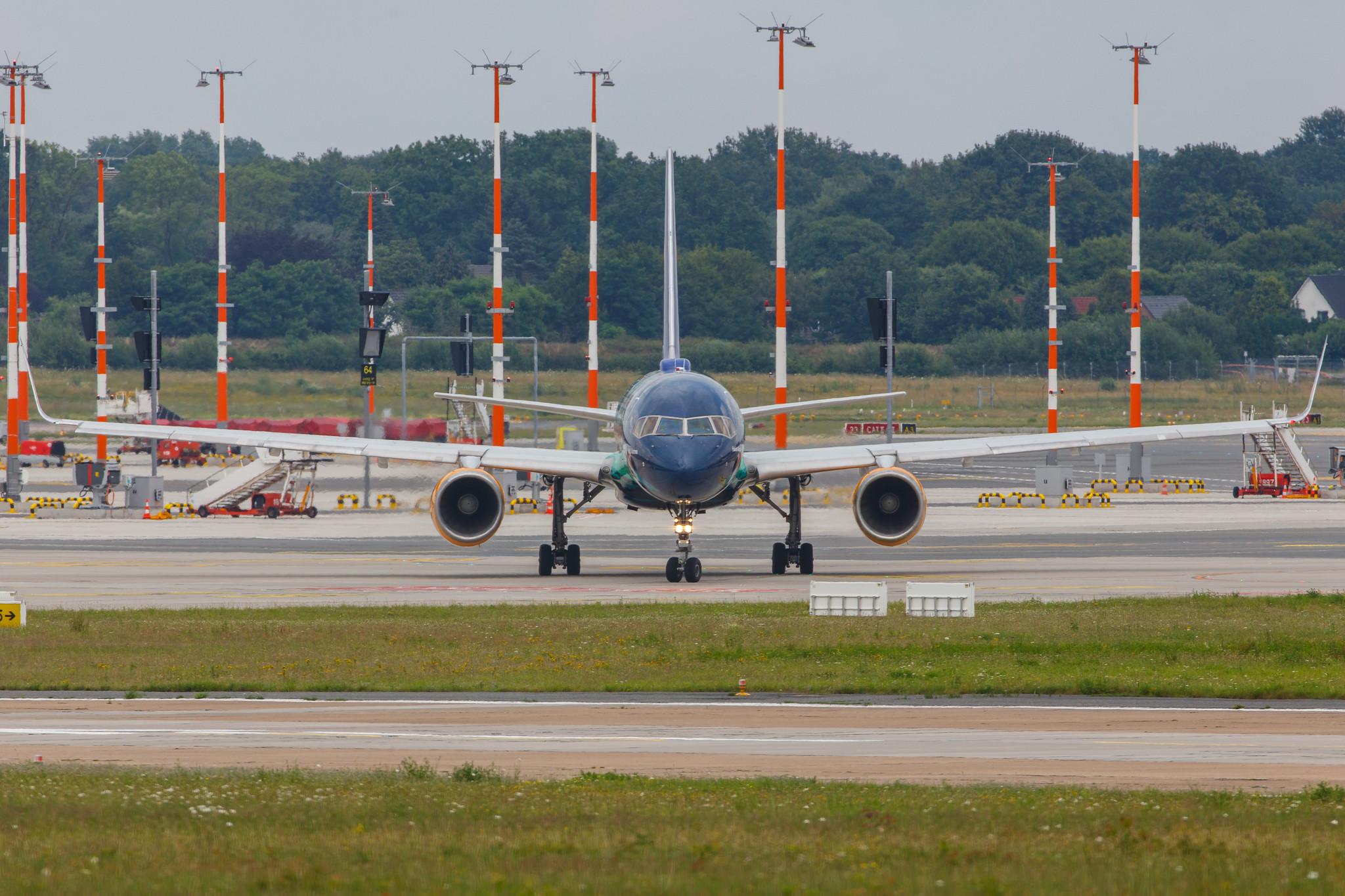Hamburg Airport: Icelandair (FI / ICE) |  Livery: Aurora Borealis Livery |  Boeing 757-256 B752 | TF-FIU | MSN 26243