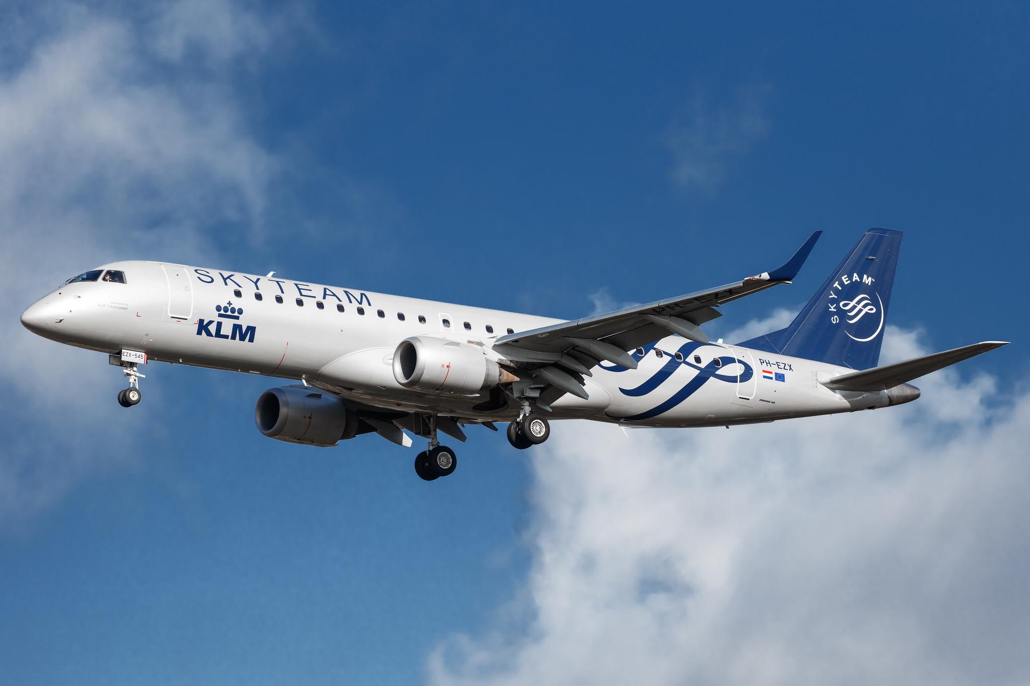 Hamburg Airport: KLM (KL / KLM) |  Livery: SkyTeam Livery | Operator: KLM Cityhopper |  Embraer E190STD E190 | PH-EZX | MSN 19000545