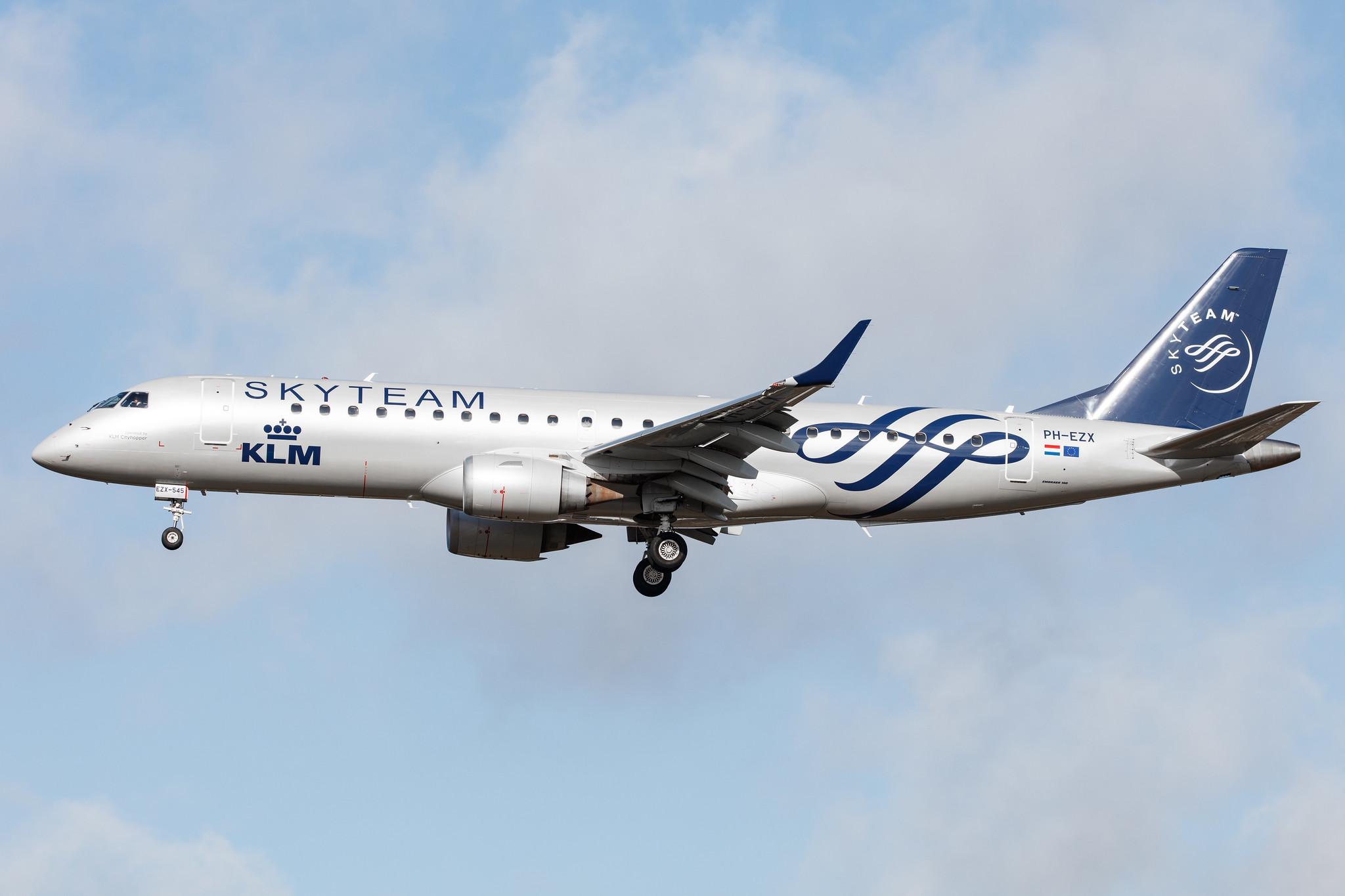 Hamburg Airport: KLM (KL / KLM) |  Livery: SkyTeam Livery | Operator: KLM Cityhopper |  Embraer E190STD E190 | PH-EZX | MSN 19000545