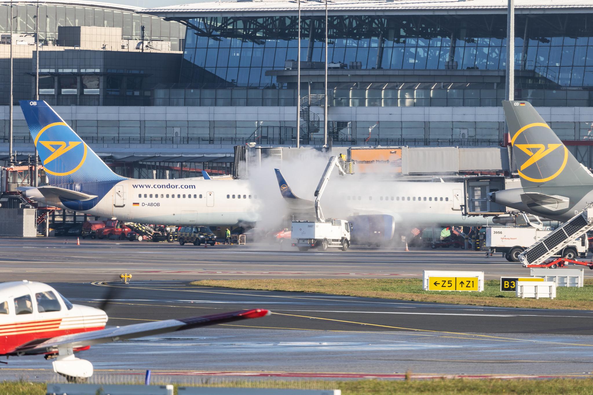 Hamburg Airport: Condor (DE / CFG) |  Boeing 757-330 B753 | D-ABOB | MSN 29017