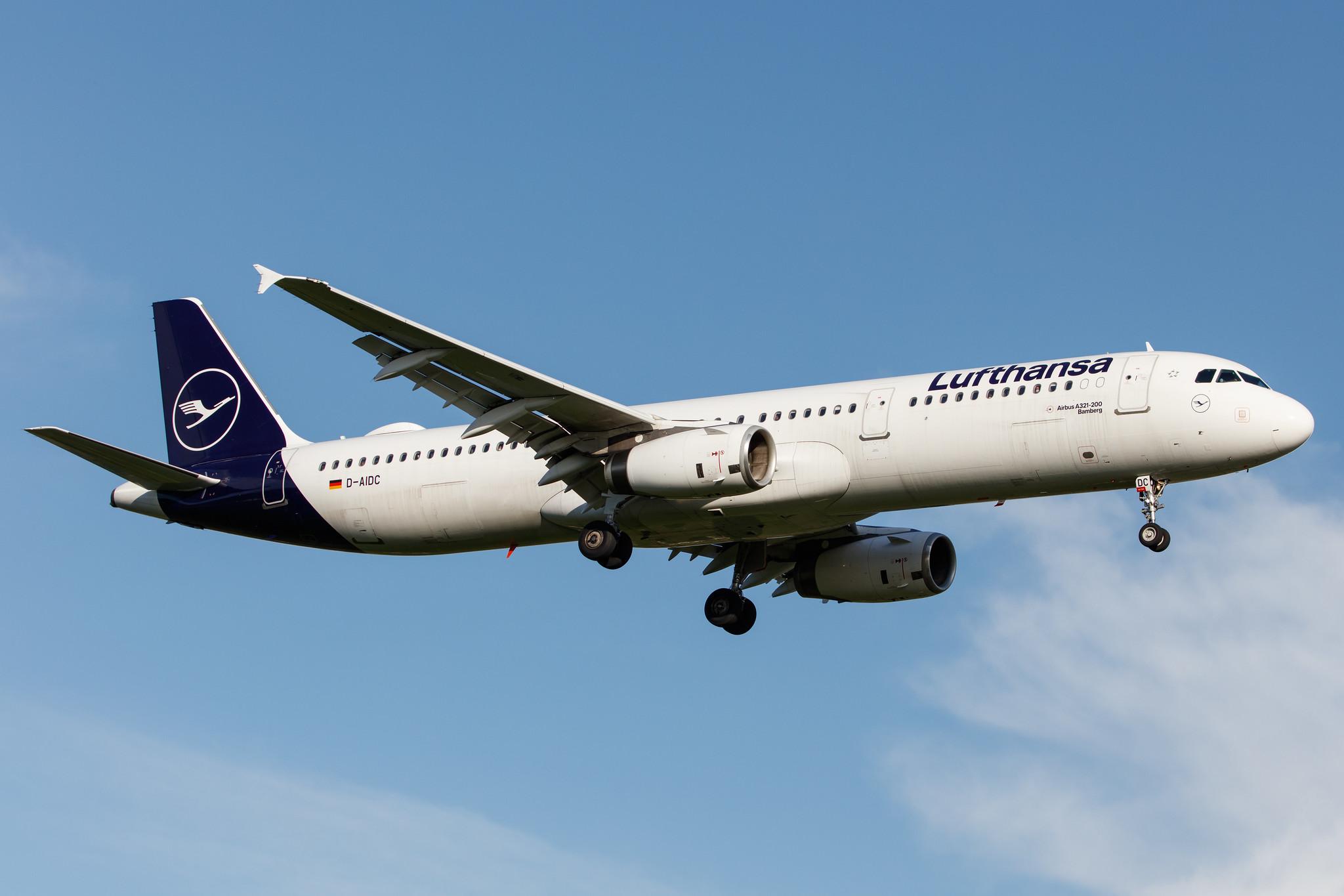 Hamburg Airport: Lufthansa (LH / DLH) |  Airbus A321-231 A321 | D-AIDC | MSN 4560