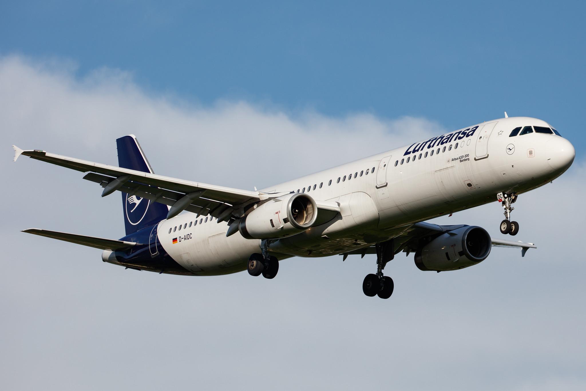 Hamburg Airport: Lufthansa (LH / DLH) |  Airbus A321-231 A321 | D-AIDC | MSN 4560