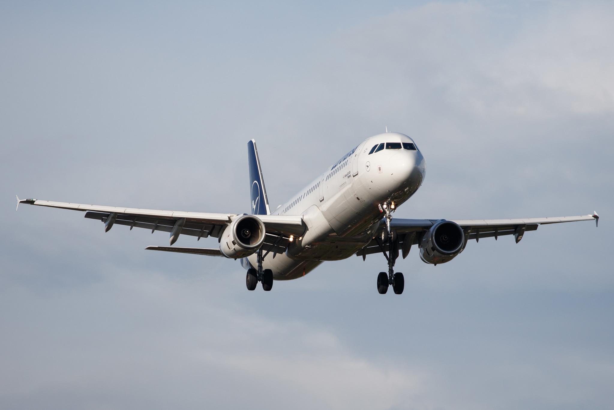 Hamburg Airport: Lufthansa (LH / DLH) |  Airbus A321-231 A321 | D-AIDC | MSN 4560