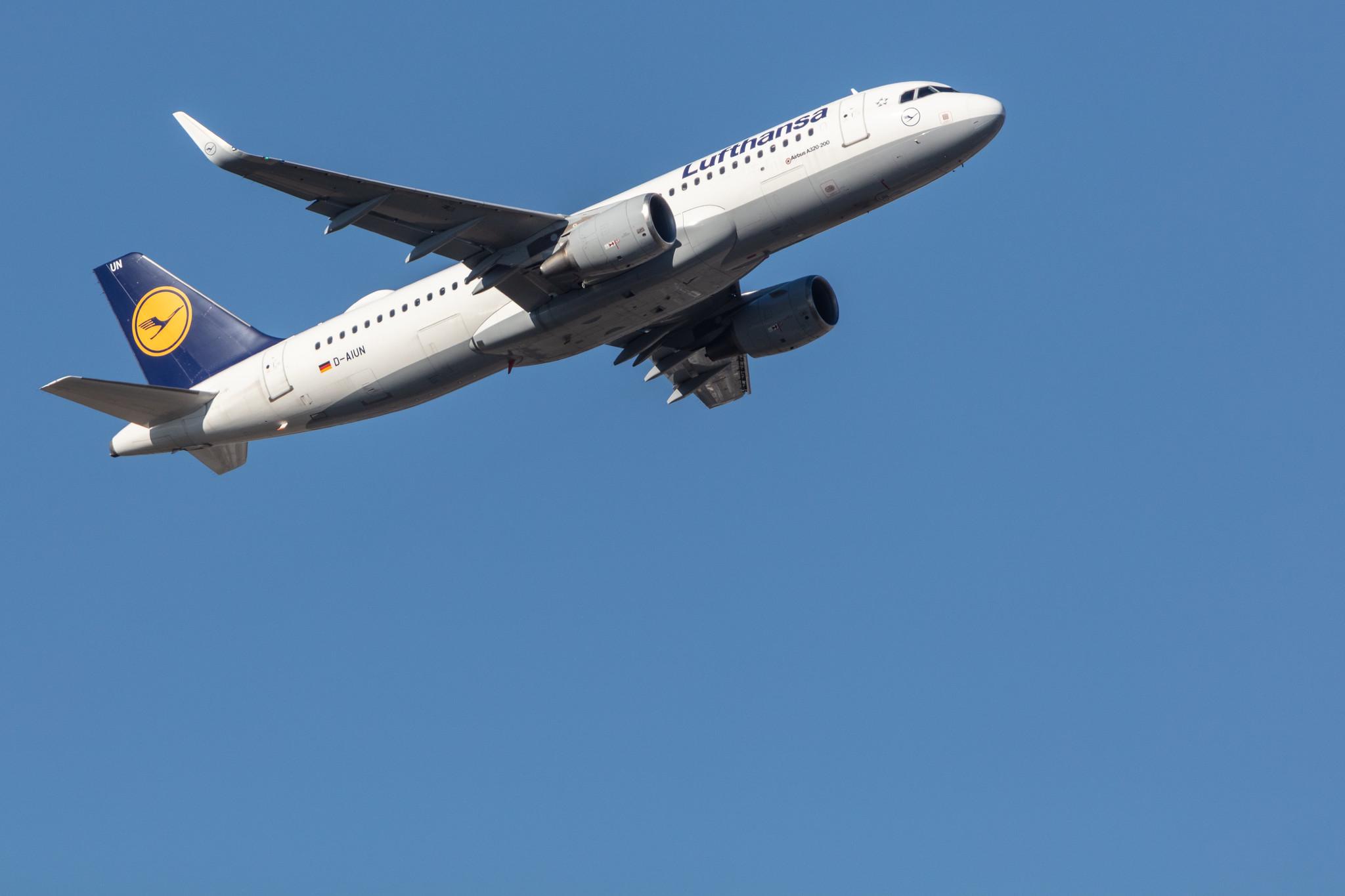 Frankfurt Airport: Lufthansa (LH / DLH) |  Airbus A320-214 A320 | D-AIUN | MSN 6549