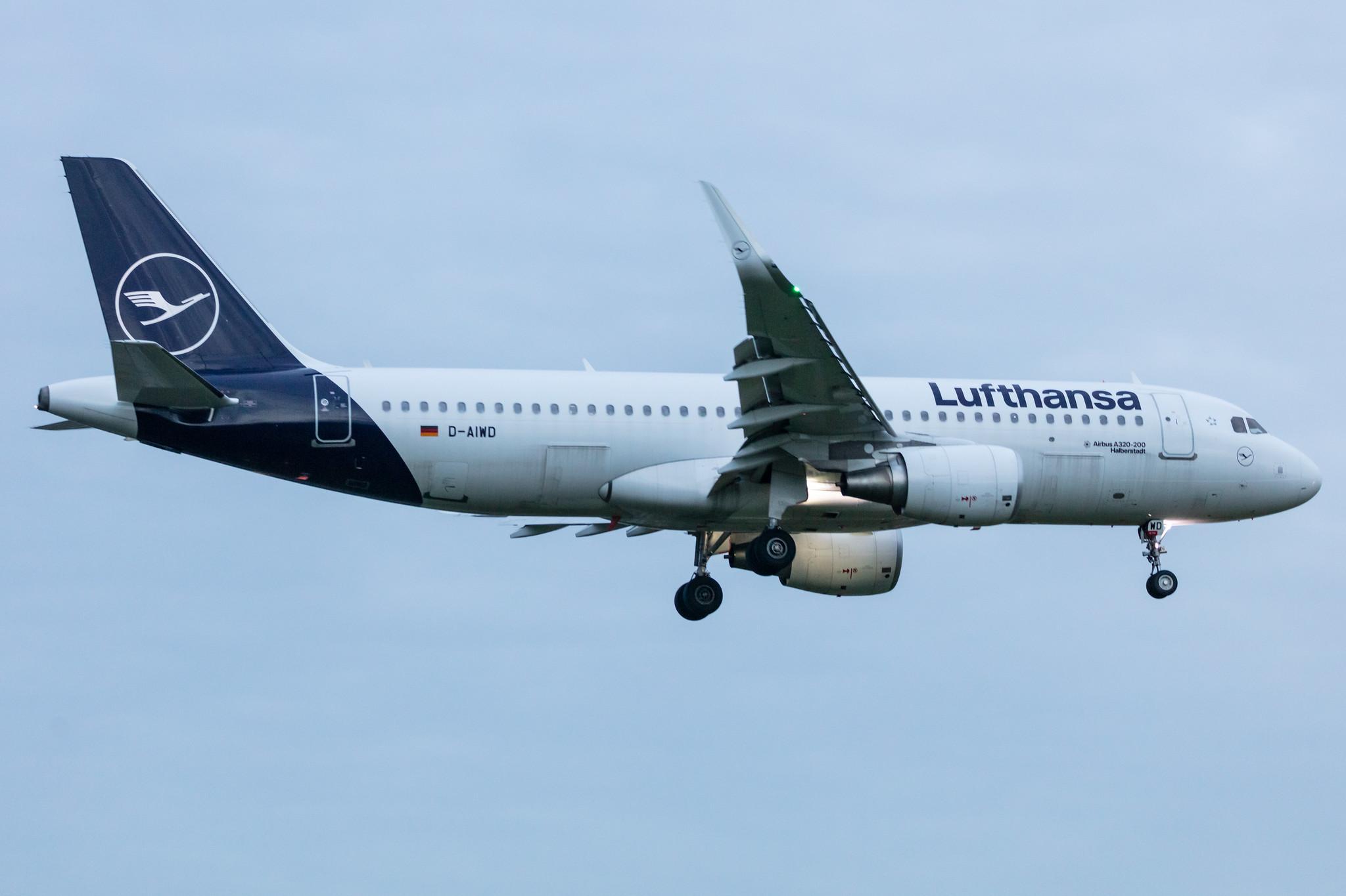 Hamburg Airport: Lufthansa (LH / DLH) |  Airbus A320-214 A320 | D-AIWD | MSN 8672
