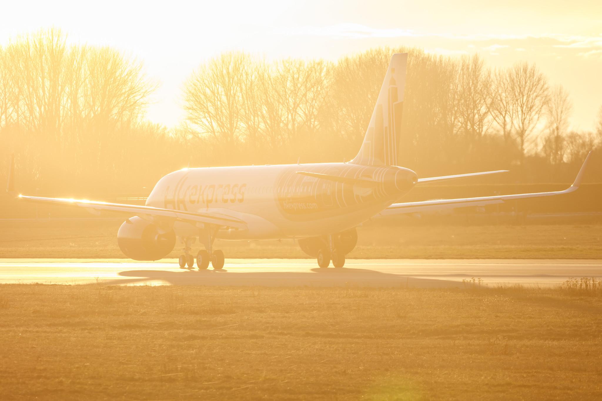 Hamburg Finkenwerder: Hong Kong Express (UO / HKE) |  Airbus A320-271N A20N | D-AVVV (B-LCV) | MSN 10414