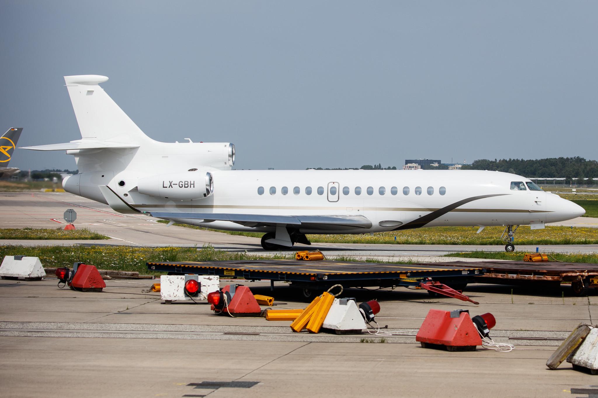 Hamburg Airport: Luxaviation (/ LXA) |  Dassault Falcon 8X FA8X | LX-GBH | MSN 453