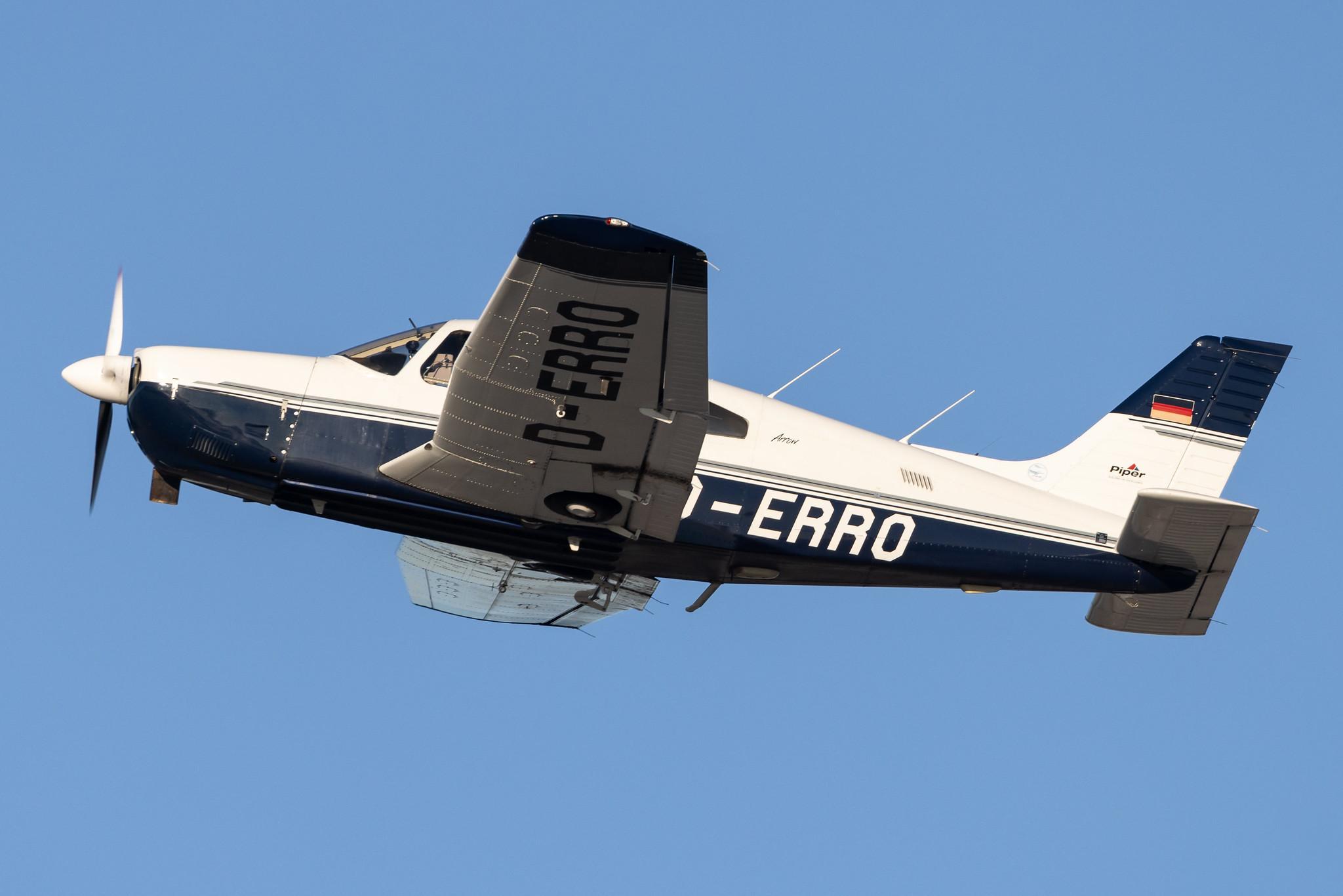 Hamburg Finkenwerder: Airbus HFB Motorfluggruppe |  Piper PA28R-201 Arrow P28R | D-ERRO | MSN 2844005