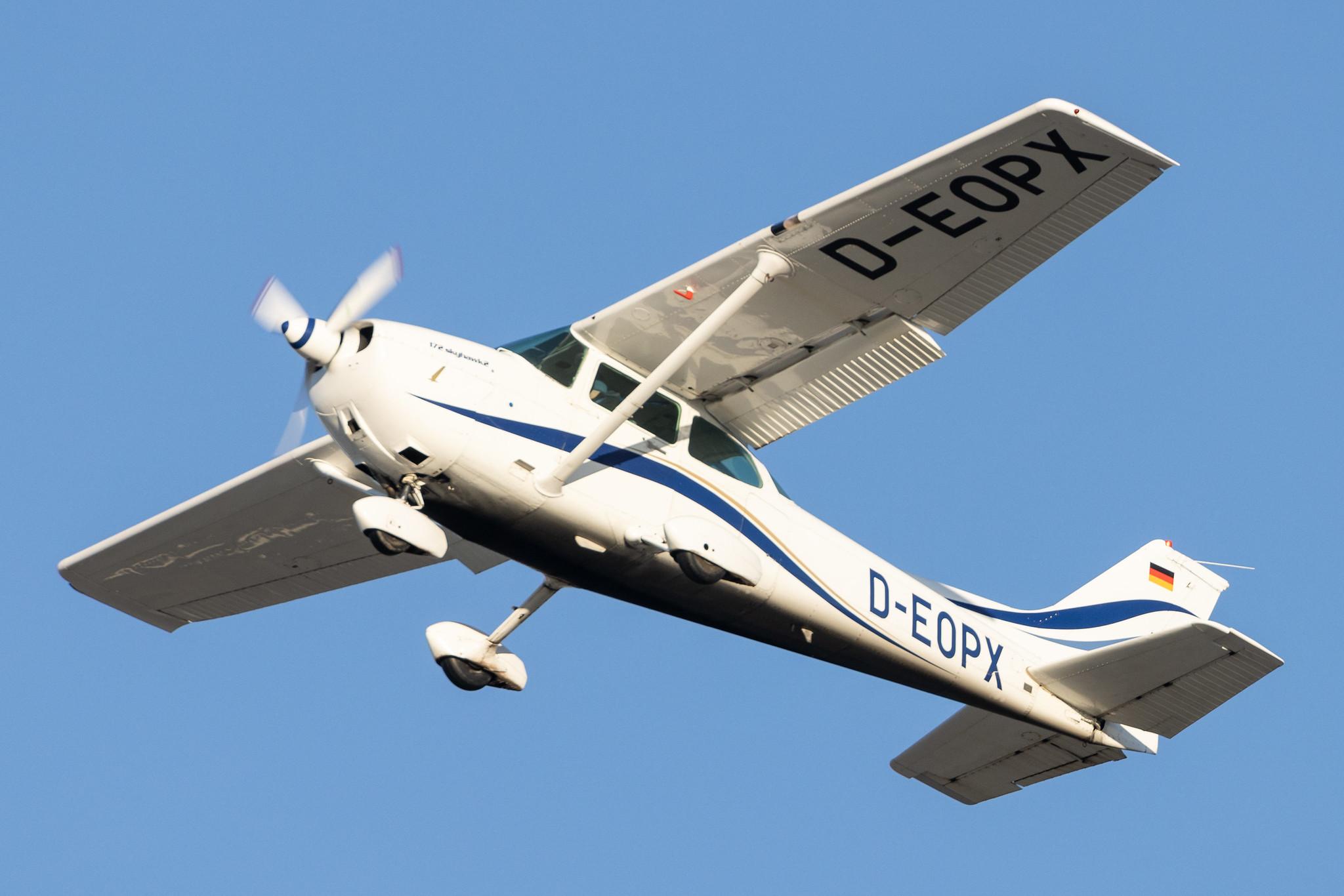 Hamburg Finkenwerder: Private owner |  Cessna 172P Skyhawk II C172 | D-EOPX | MSN 172-75187