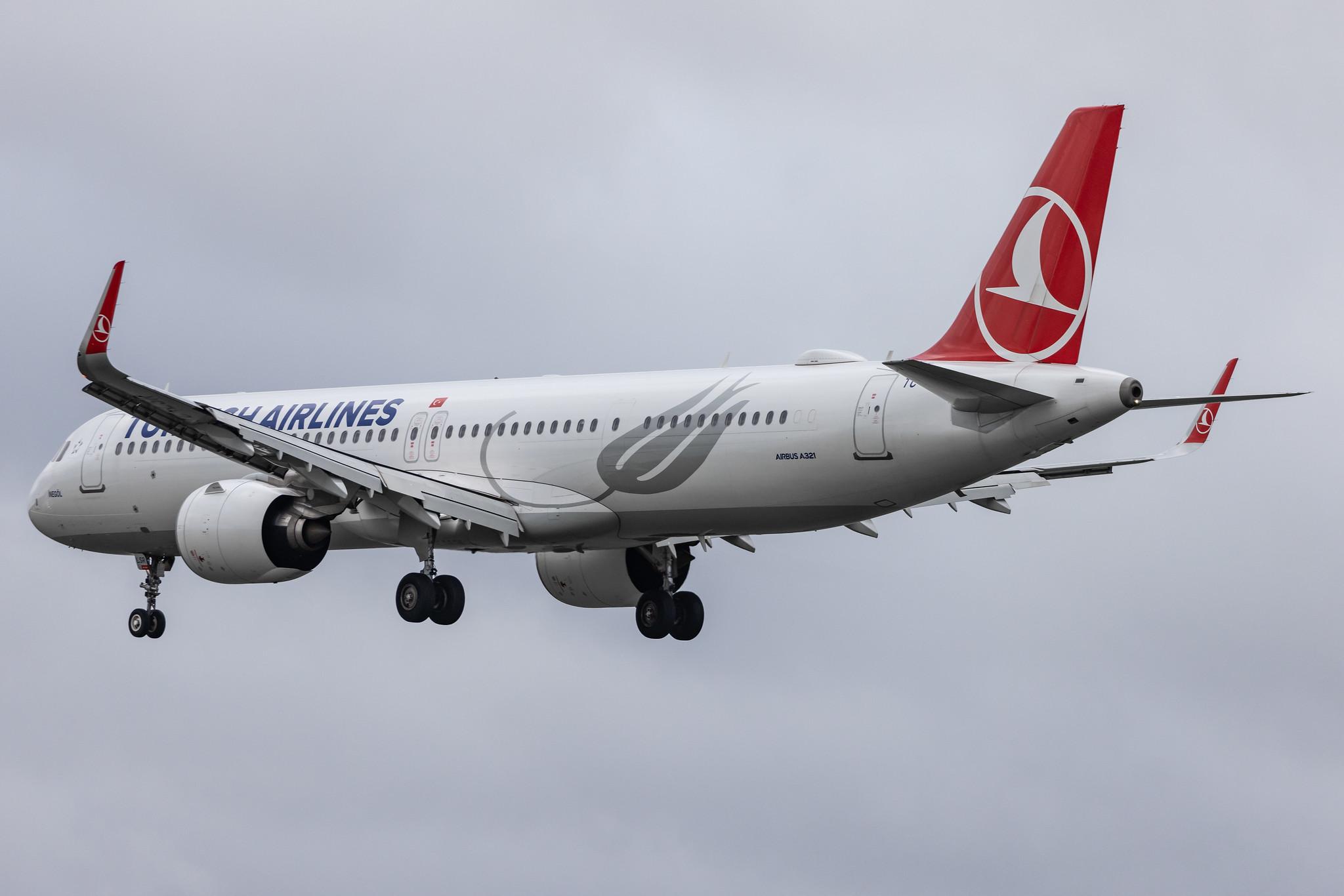 Hamburg Airport: Turkish Airlines (TK / THY) |  Airbus A321-271NX A21N | TC-LSR | MSN 09138
