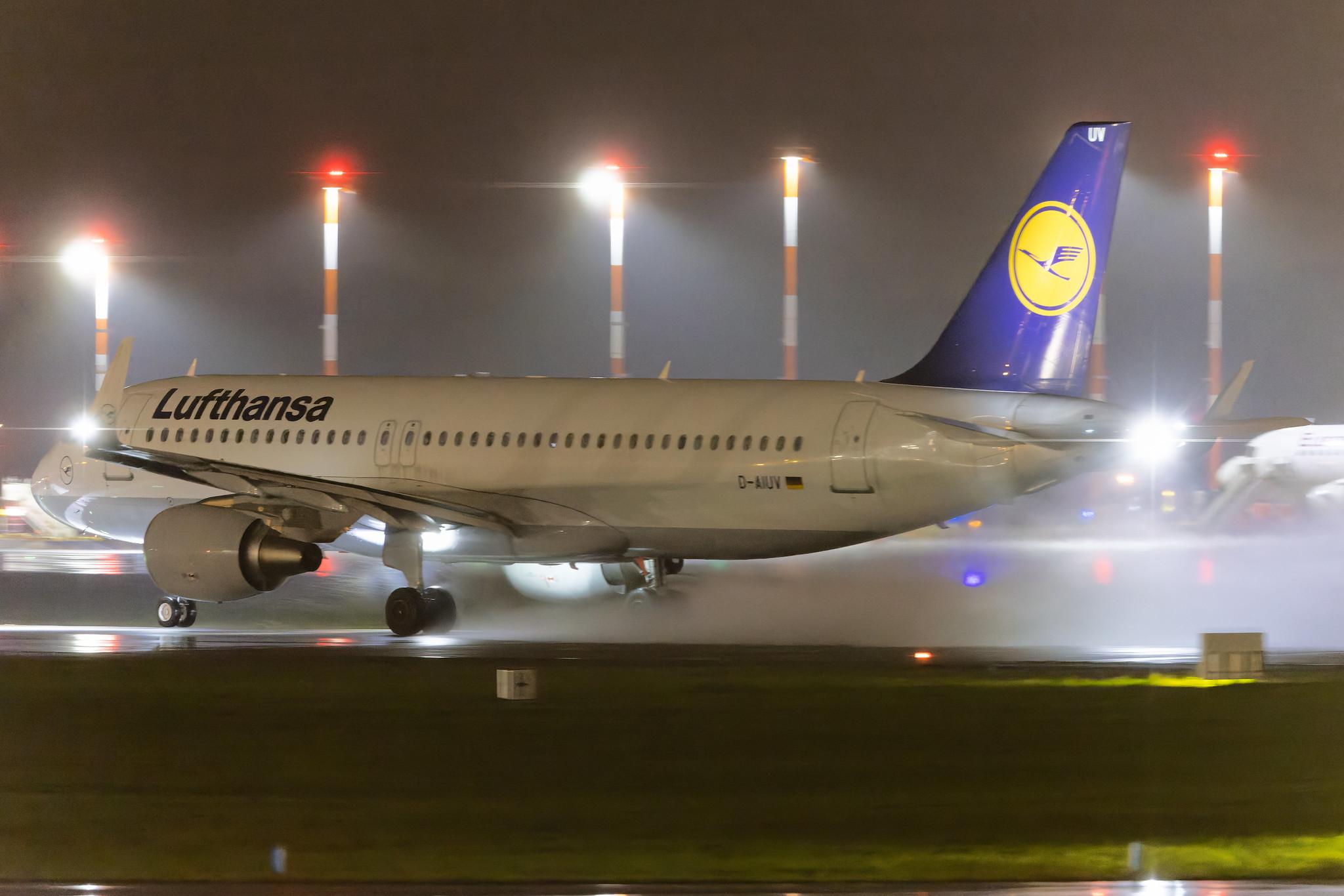 Hamburg Airport: Lufthansa (LH / DLH) |  Airbus A320-214 A320 | D-AIUV | MSN 7174