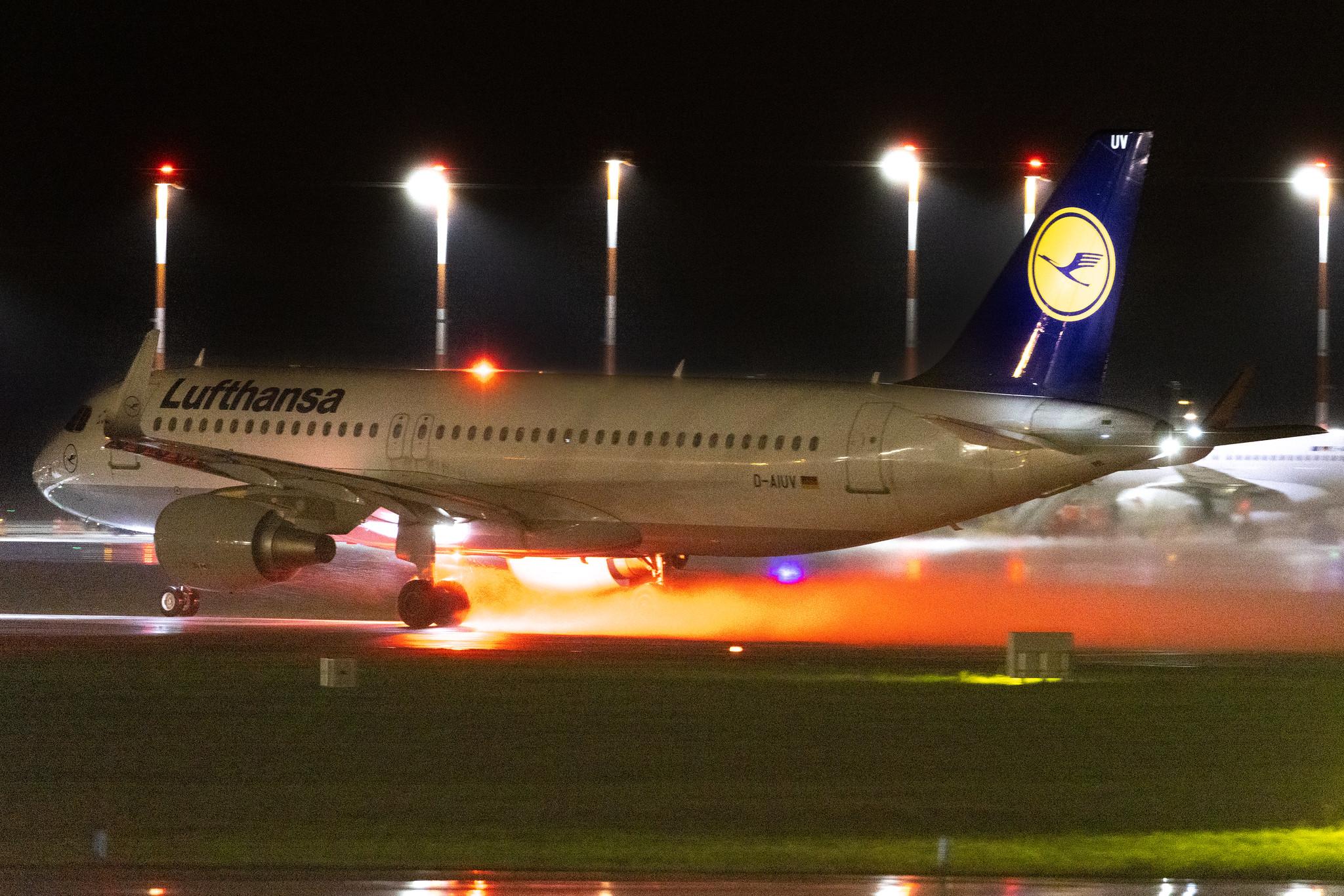Hamburg Airport: Lufthansa (LH / DLH) |  Airbus A320-214 A320 | D-AIUV | MSN 7174