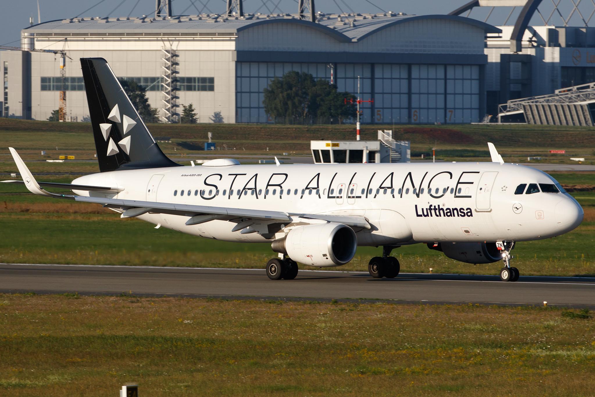 Hamburg Airport: Lufthansa (LH / DLH) |  Livery: Star Alliance Livery |  Airbus A320-214 A320 | D-AIZN | MSN 5425
