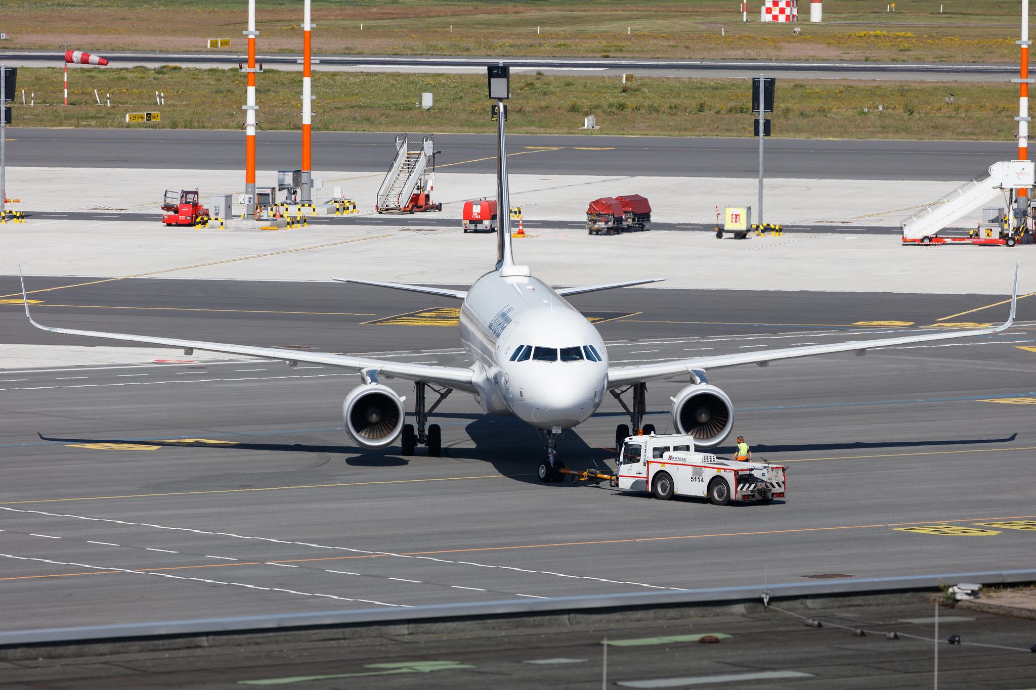 Hamburg Airport: Lufthansa (LH / DLH) |  Airbus A320-214 A320 | D-AIZY | MSN 5769