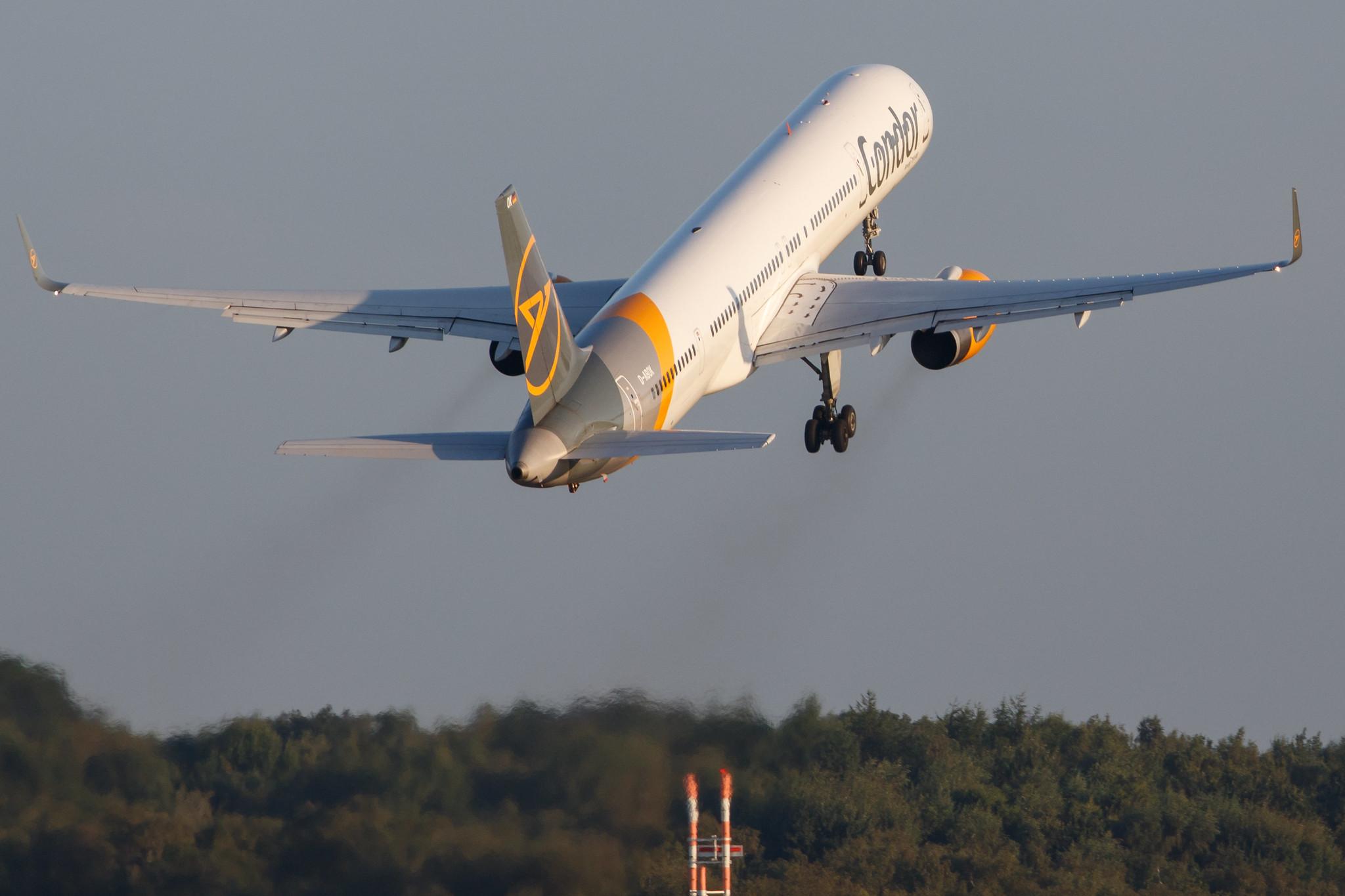 Hamburg Airport: Condor (DE / CFG) |  Boeing 757-330 B753 | D-ABOK | MSN 29020