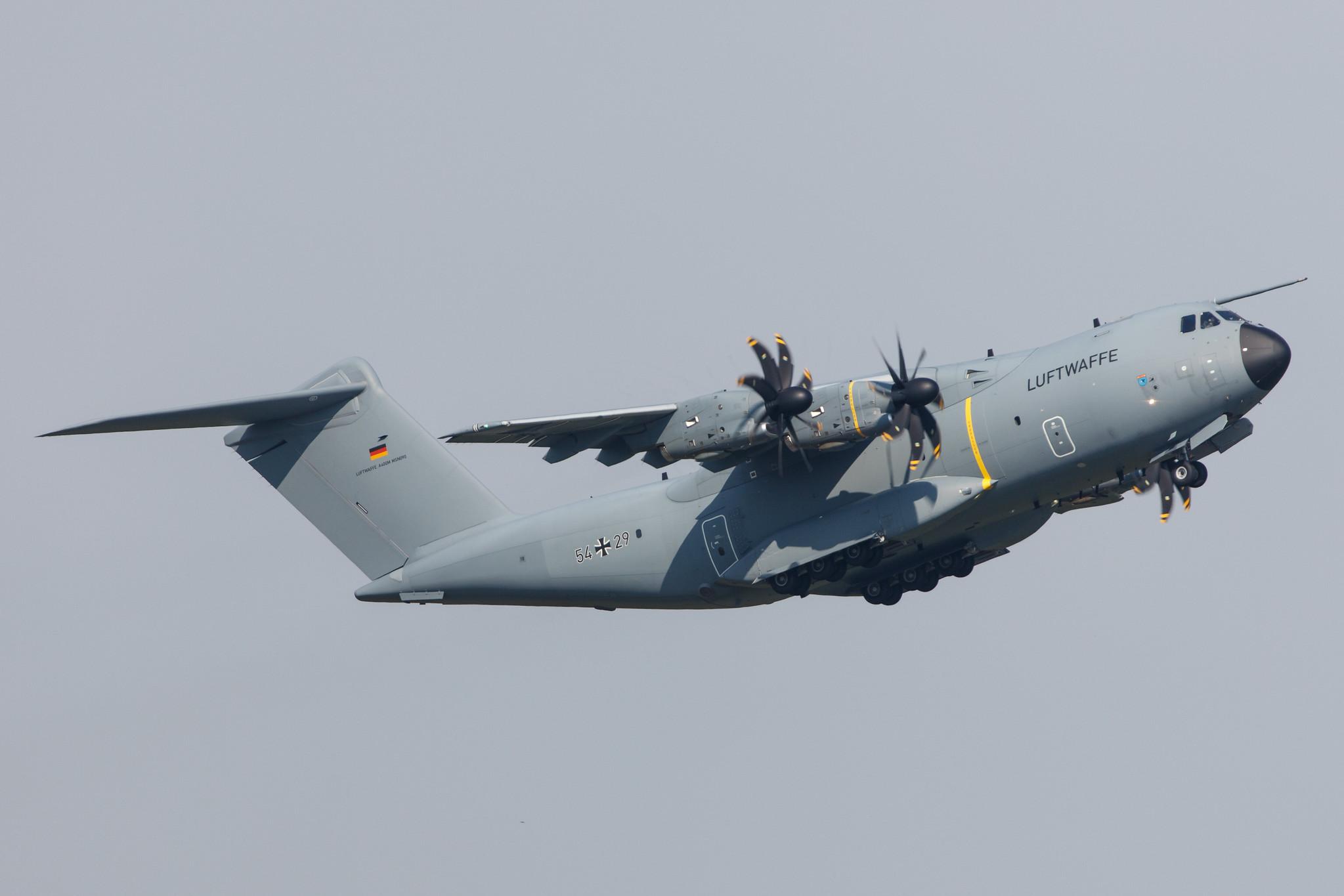 Hamburg Airport: German Air Force (/ GAF) | Airbus A400M-180 A400 A400 | 54+29 | MSN 090