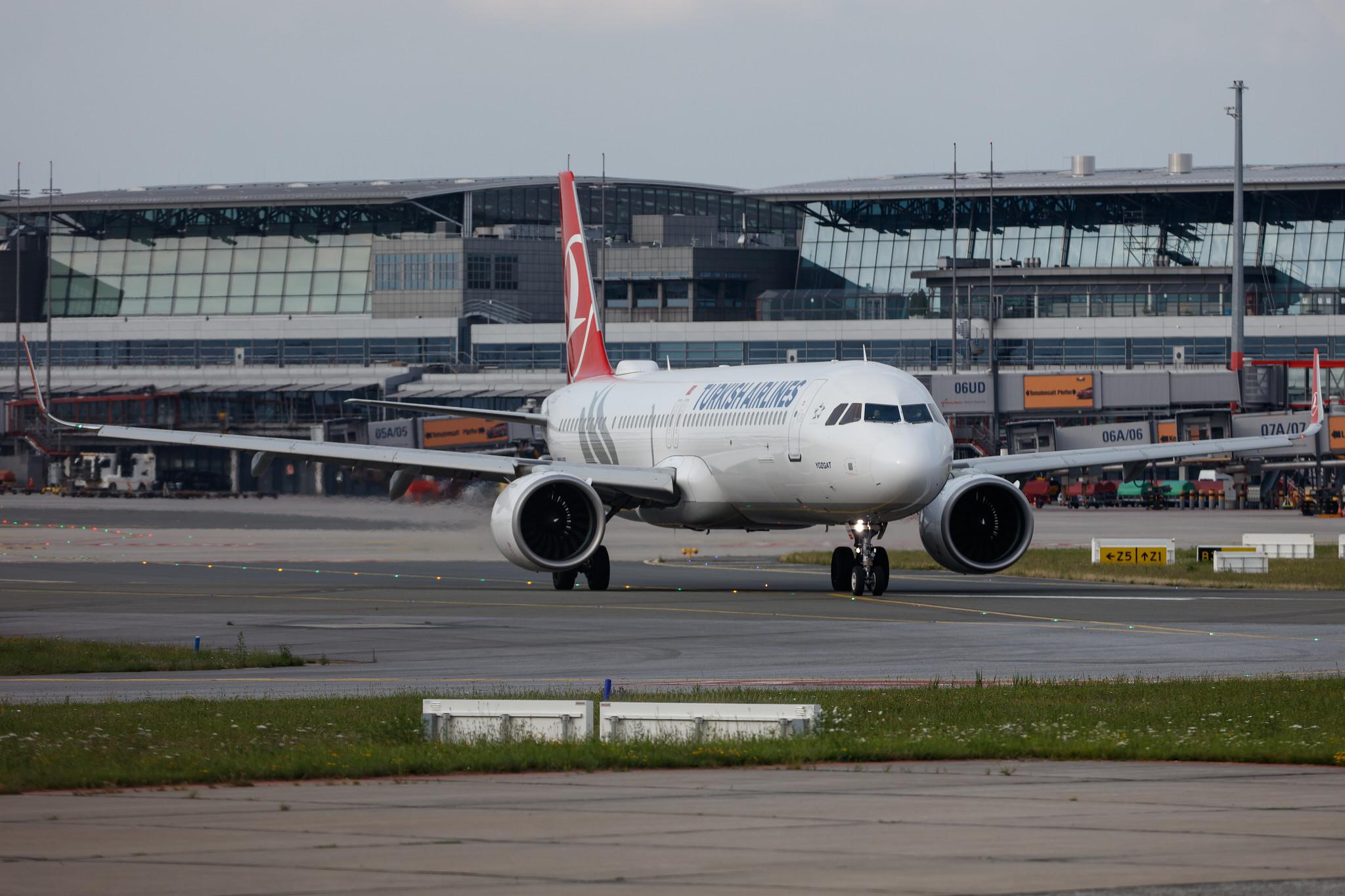 Hamburg Airport: Turkish Airlines (TK / THY) |  Airbus A321-271NX A21N | TC-LSG | MSN 8794