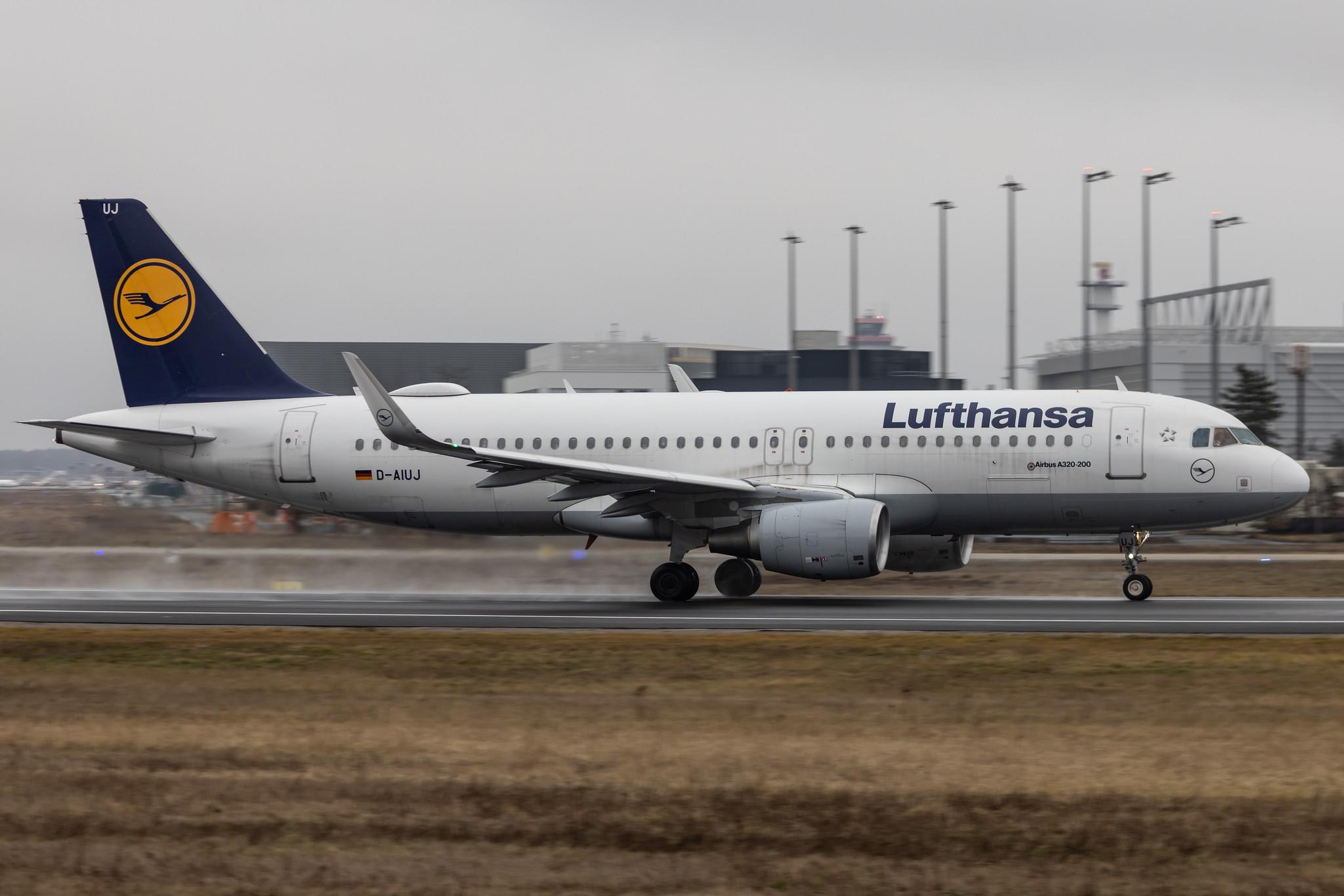 Frankfurt Airport: Lufthansa (LH / DLH) |  Airbus A320-214 A320 | D-AIUJ | MSN 6301