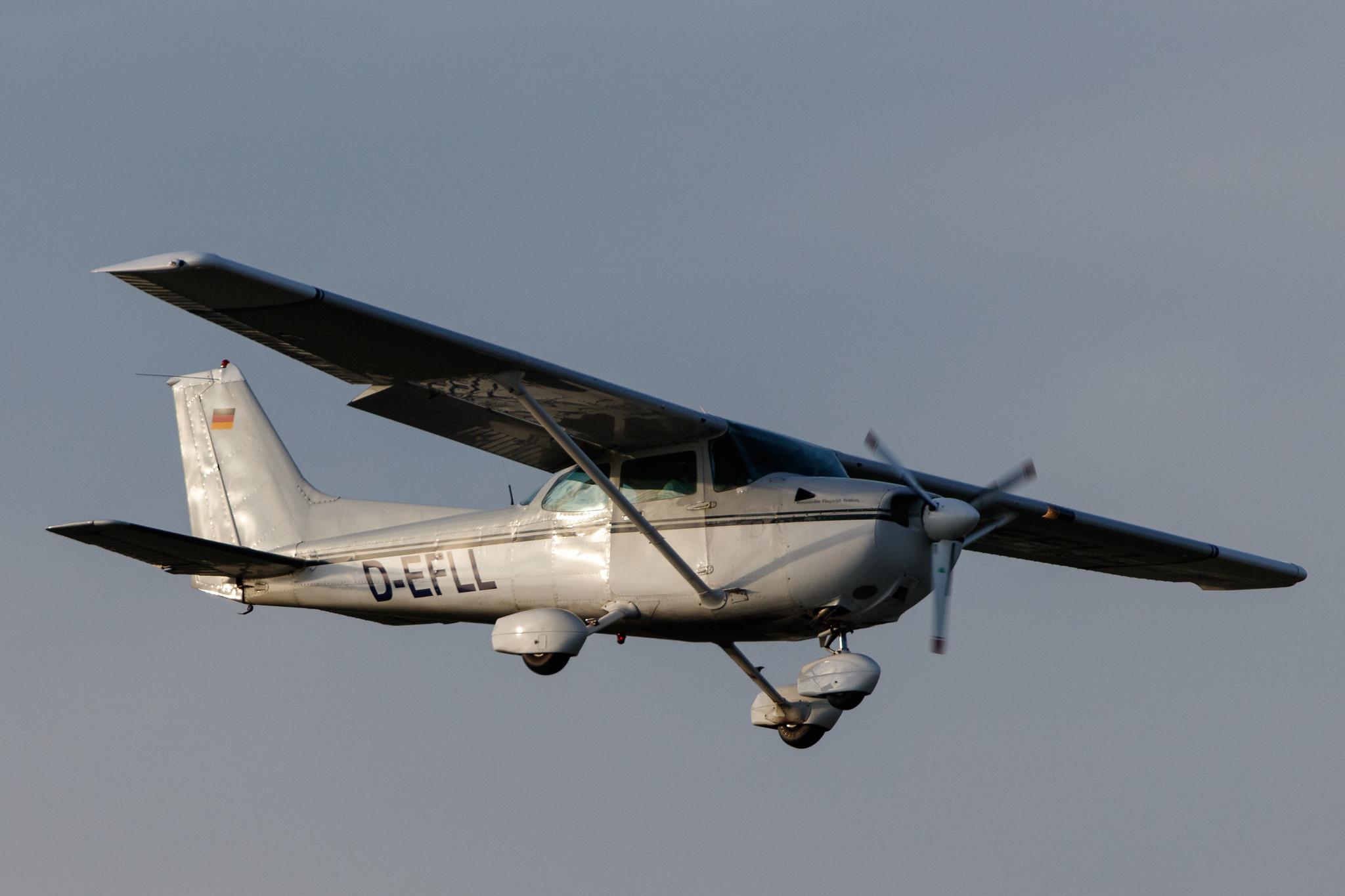 Hamburg Airport: Private owner |  Cessna 172P Skyhawk C172 | D-EFLL | MSN 172-75489