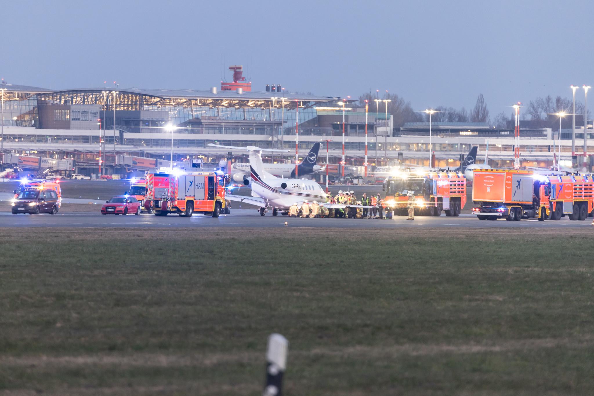 Hamburg Airport: NetJets Europe (/ NJE) |  Embraer Phenom 300 E55P | CS-PHJ | MSN 50500336