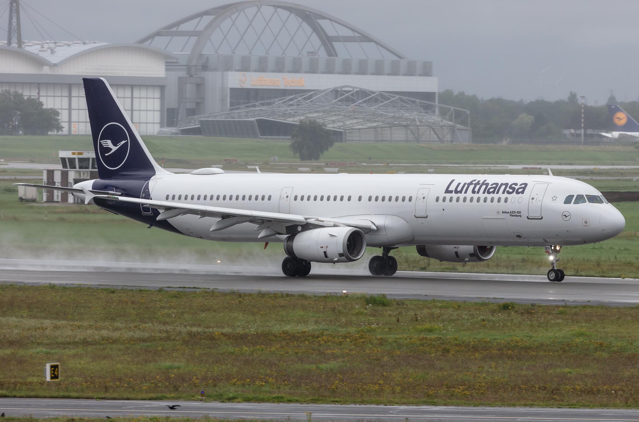 Hamburg Airport: Lufthansa (LH / DLH) |  Livery: Die Maus Sticker |  Airbus A321-131 A321 | D-AIRY | MSN 0901