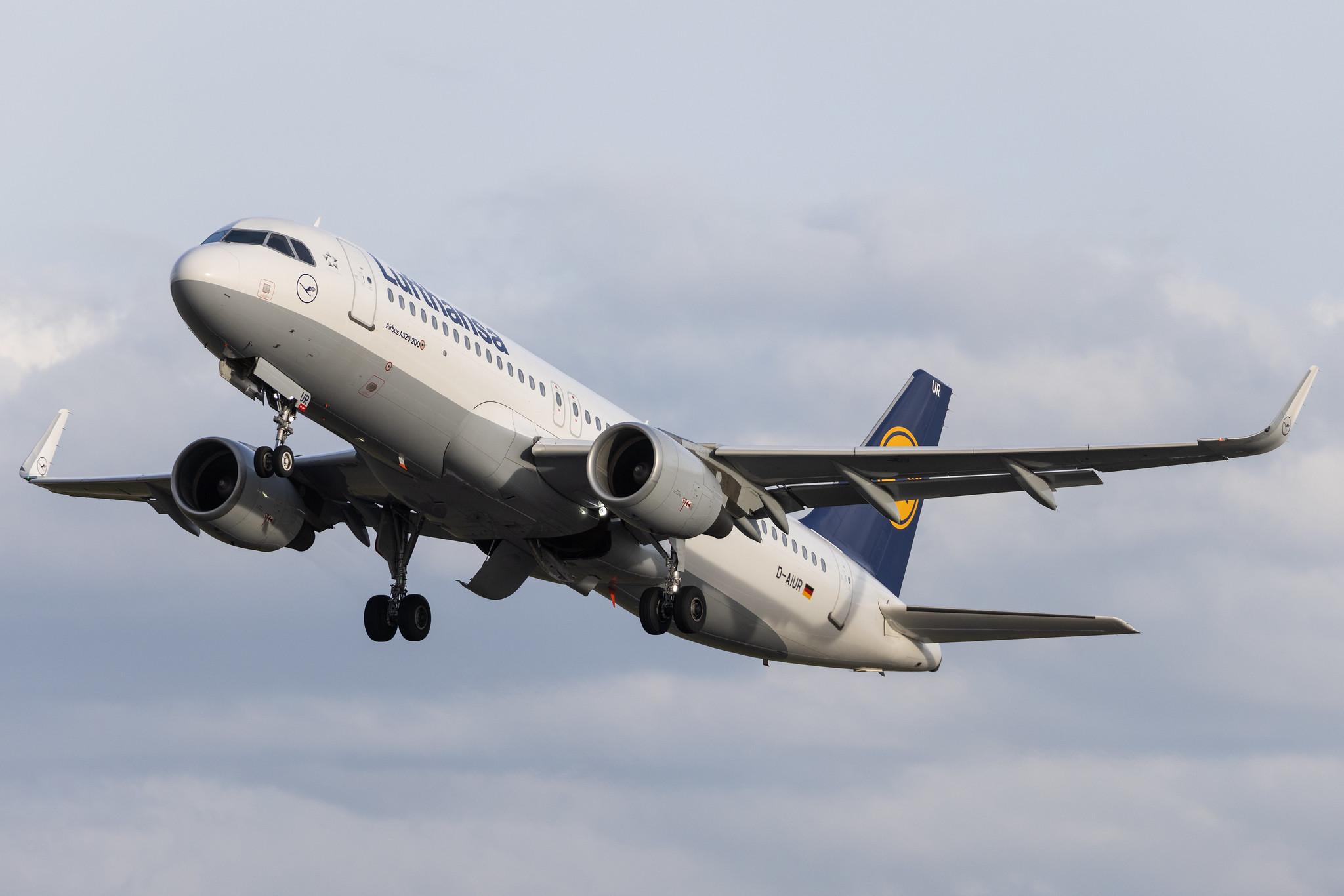 Hamburg Airport: Lufthansa (LH / DLH) |  Airbus A320-214 A320 | D-AIUR | MSN 6985