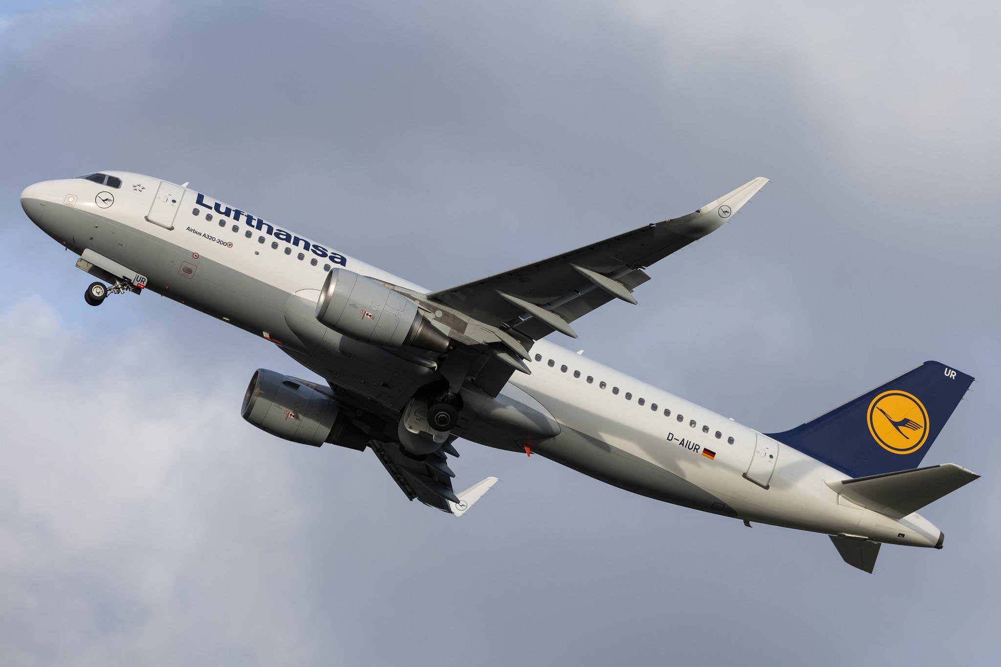 Hamburg Airport: Lufthansa (LH / DLH) |  Airbus A320-214 A320 | D-AIUR | MSN 6985