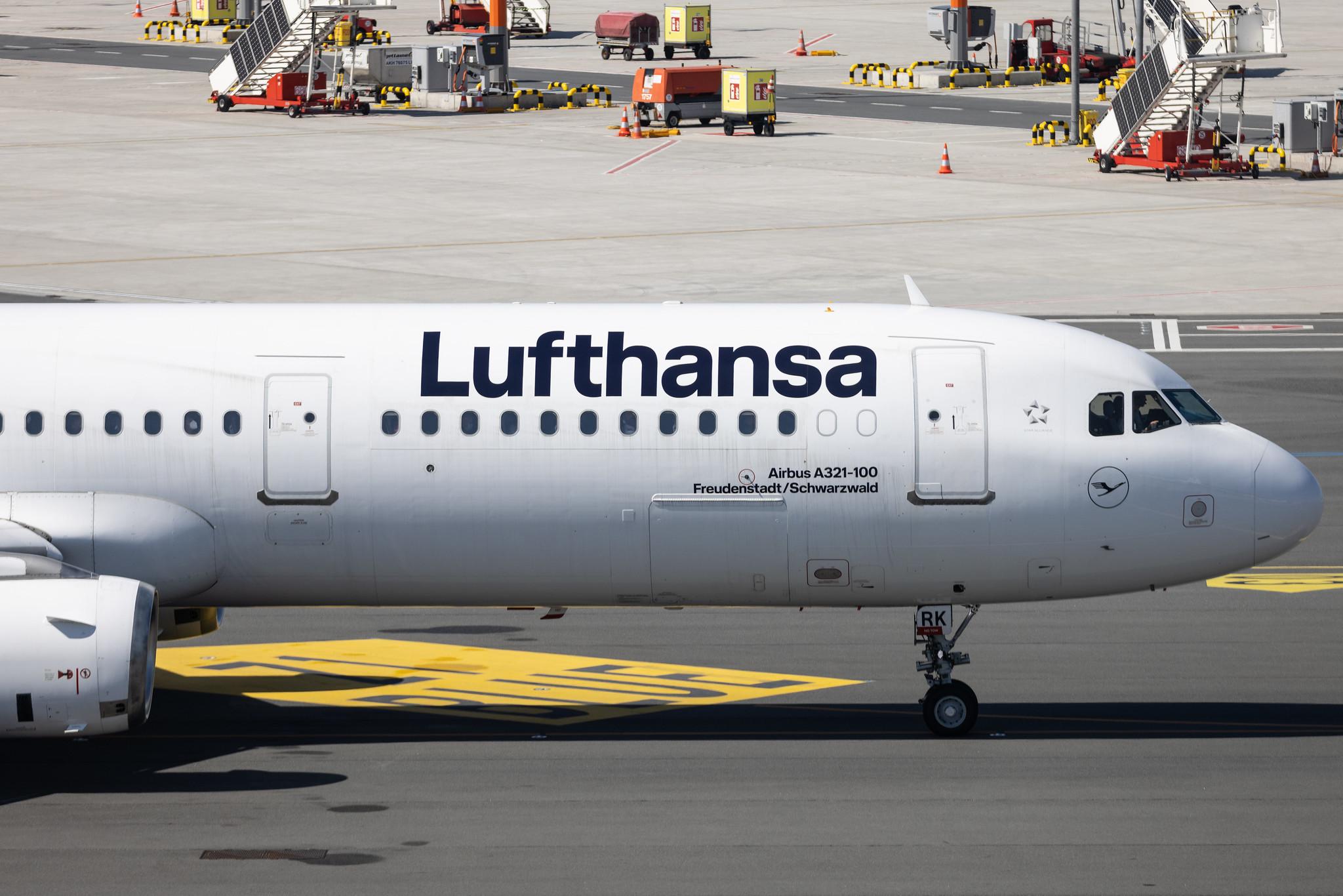 Hamburg Airport: Lufthansa (LH / DLH) |  Airbus A321-131 A321 | D-AIRK | MSN 0502