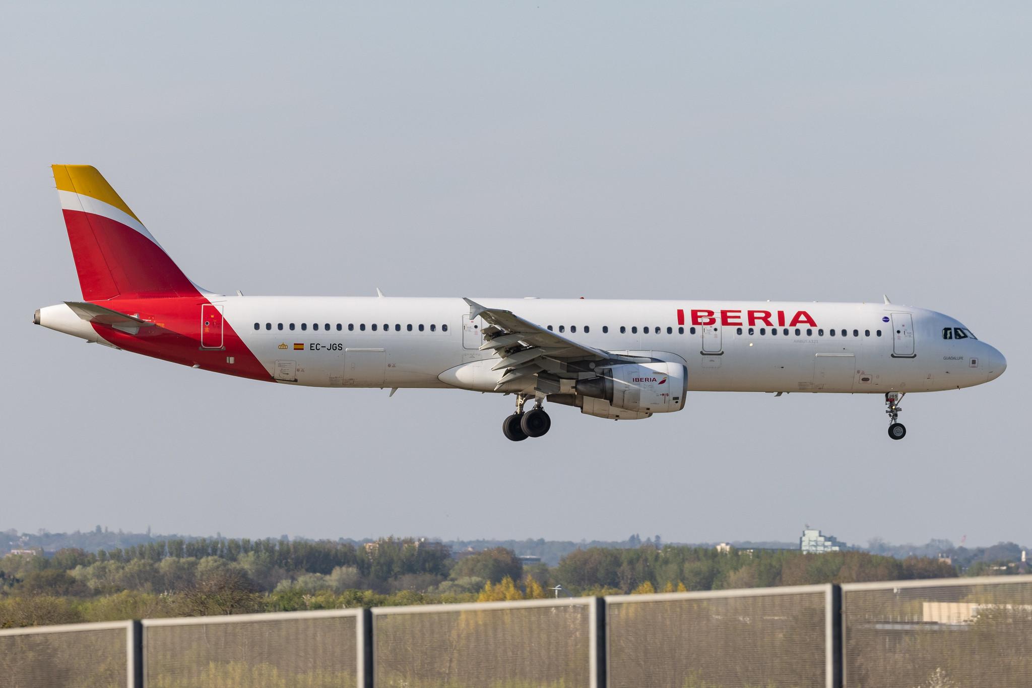 London Heathrow: Iberia (IB / IBE) |  Airbus A321-213 A321 | EC-JGS | MSN 2472