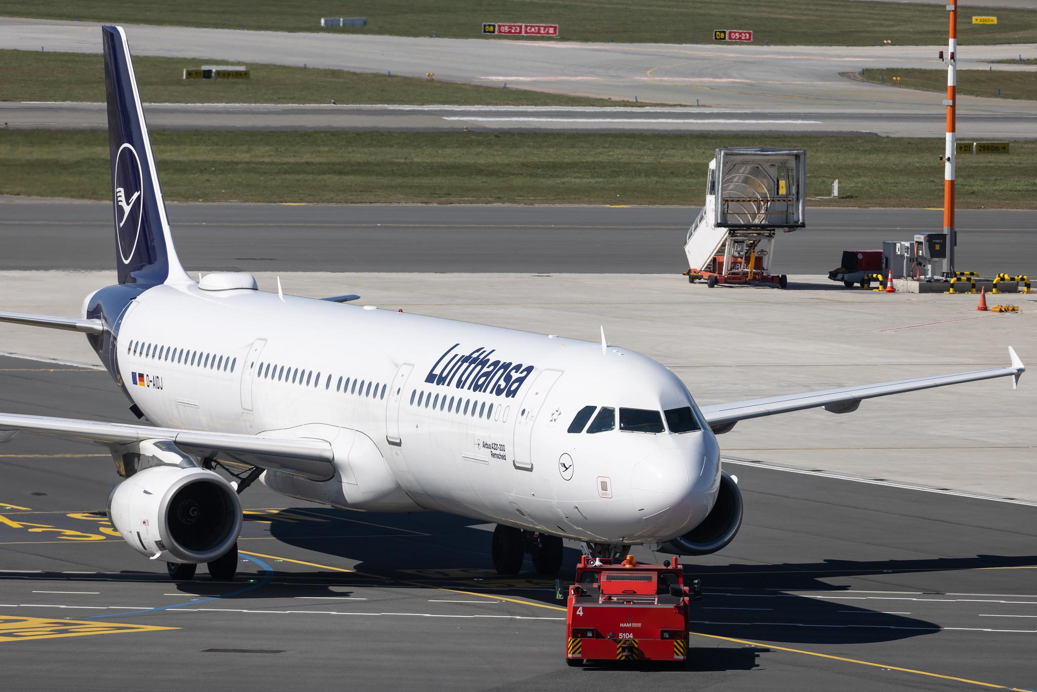 Hamburg Airport: AnadoluJet (TK / THY) | Operator: Turkish Airlines |  Boeing 737-8F2 B738 | TC-JHE | MSN 35744