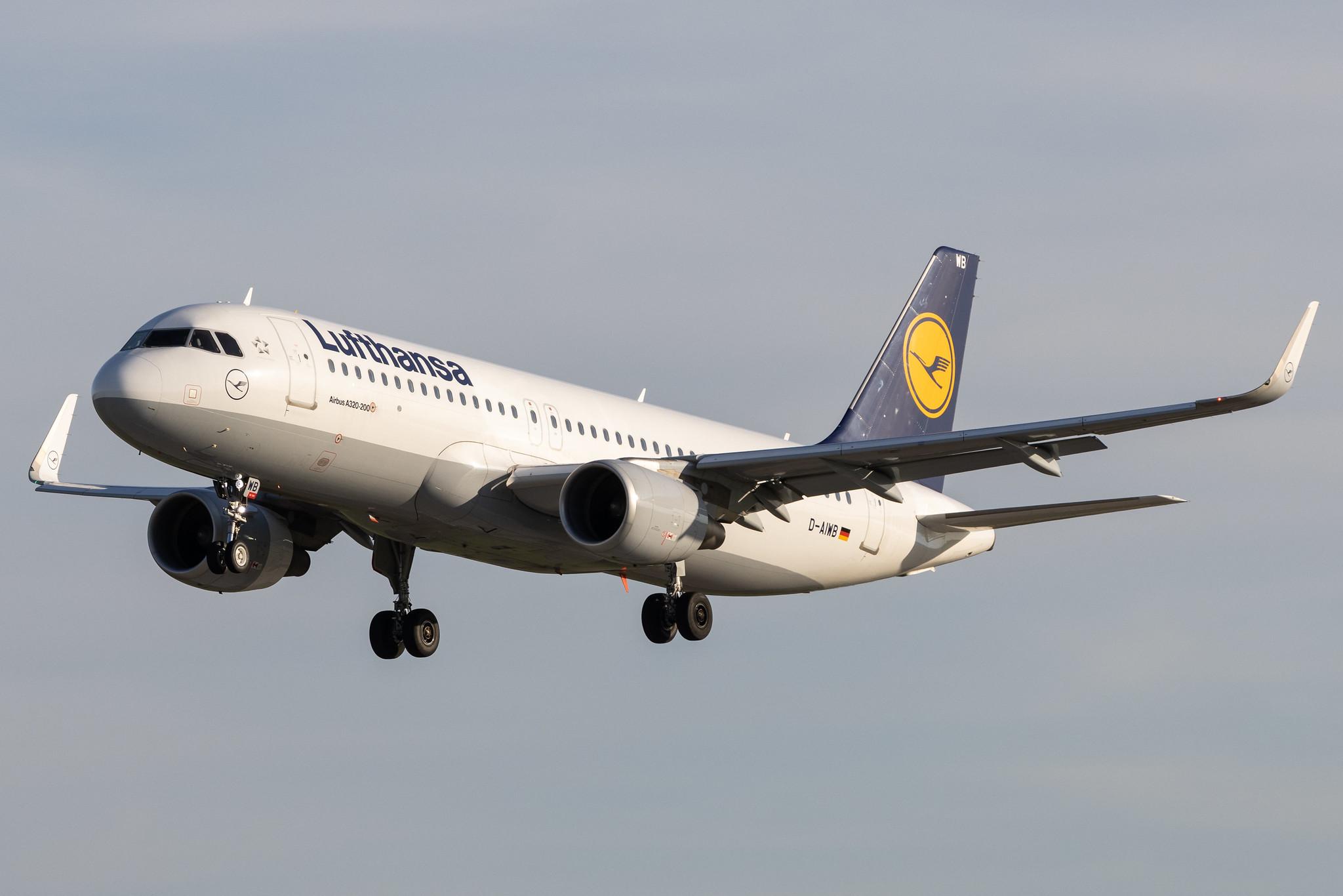 Hamburg Airport: Lufthansa (LH / DLH) |  Airbus A320-214 A320 | D-AIWB | MSN 7699