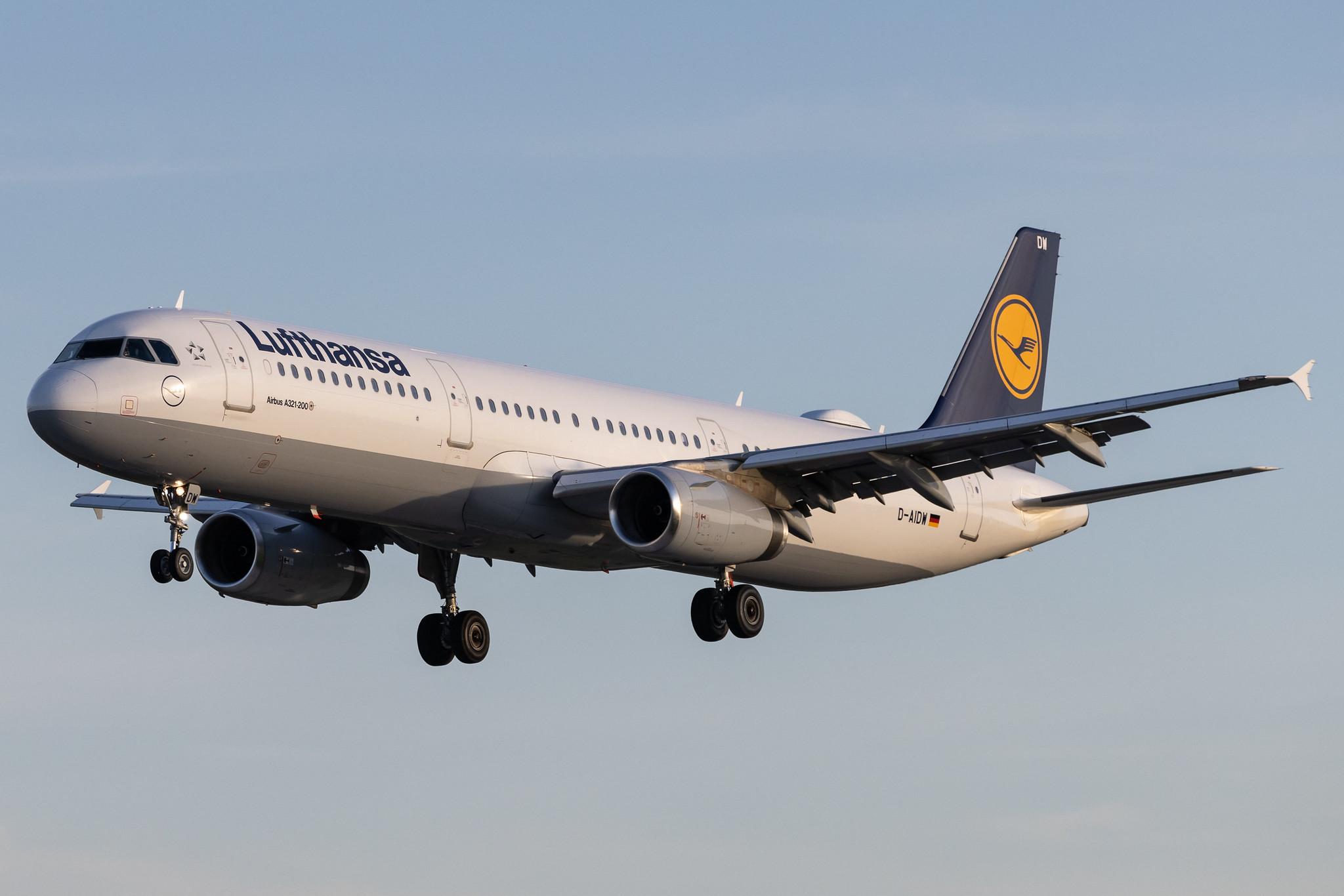 Hamburg Airport: Lufthansa (LH / DLH) |  Airbus A321-231 A321 | D-AIDW | MSN 6415