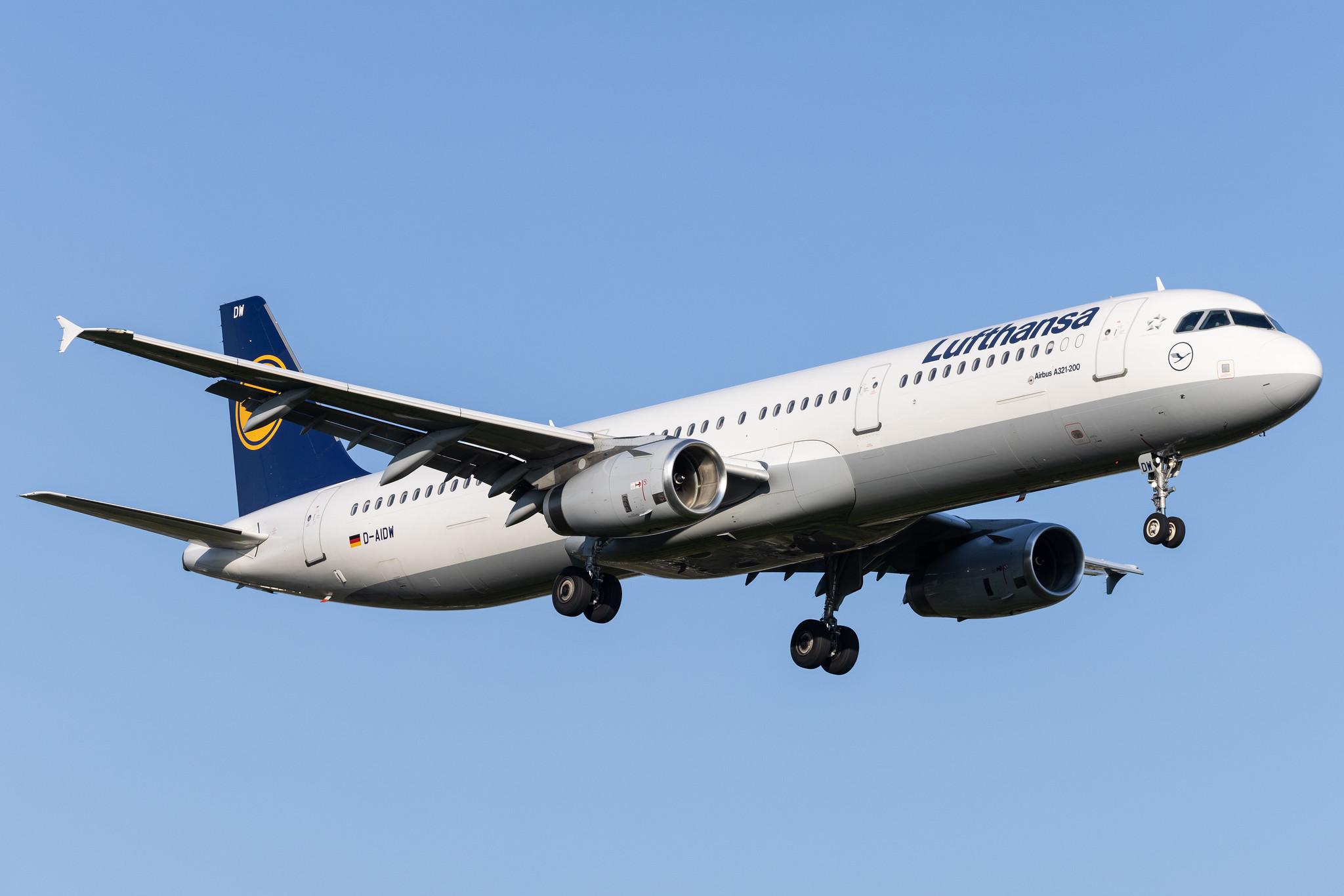 Hamburg Airport: Lufthansa (LH / DLH) |  Airbus A321-231 A321 | D-AIDW | MSN 6415