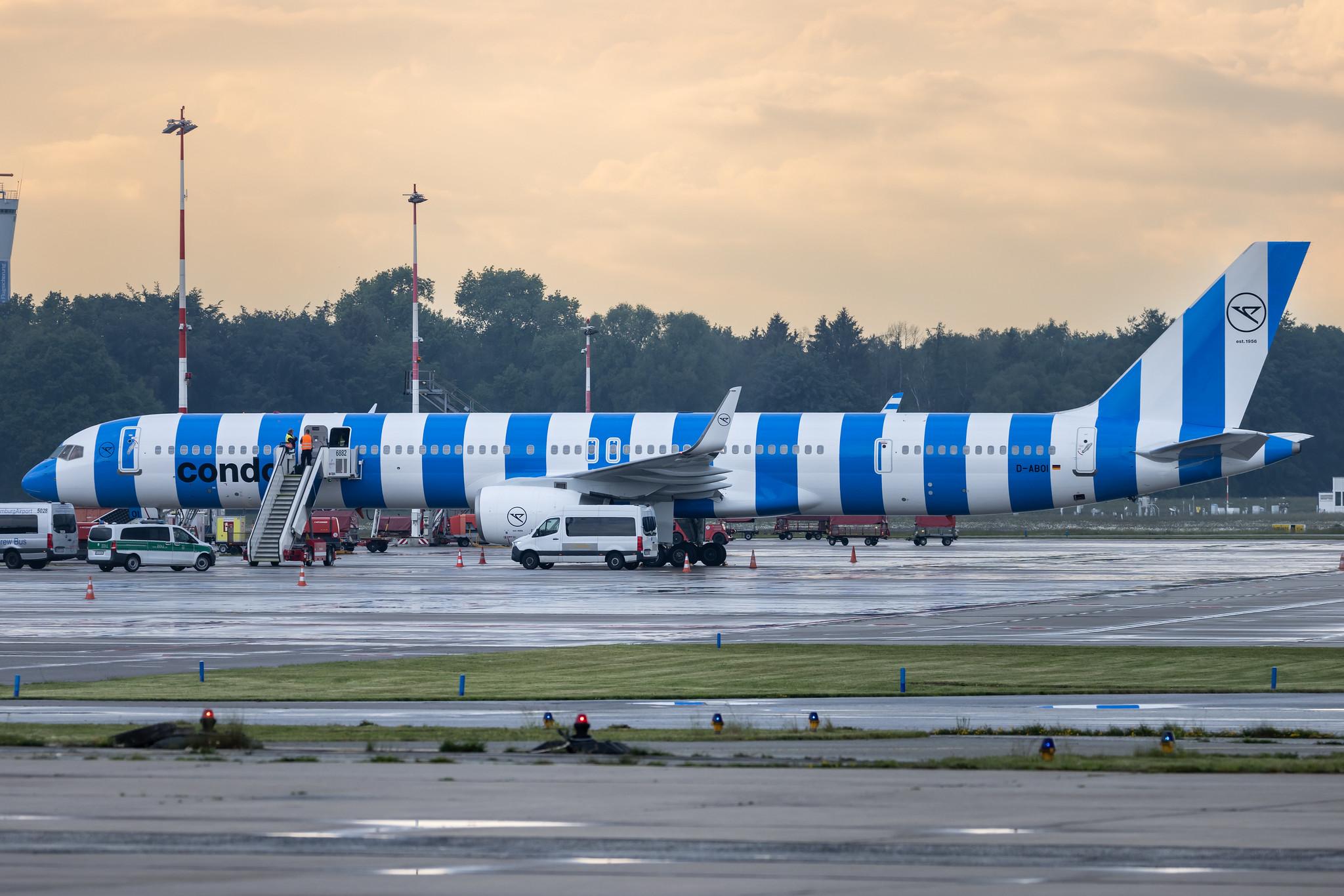 Hamburg Airport: Condor (DE / CFG) |  Boeing 757-330 B753 | D-ABOI | MSN 29018