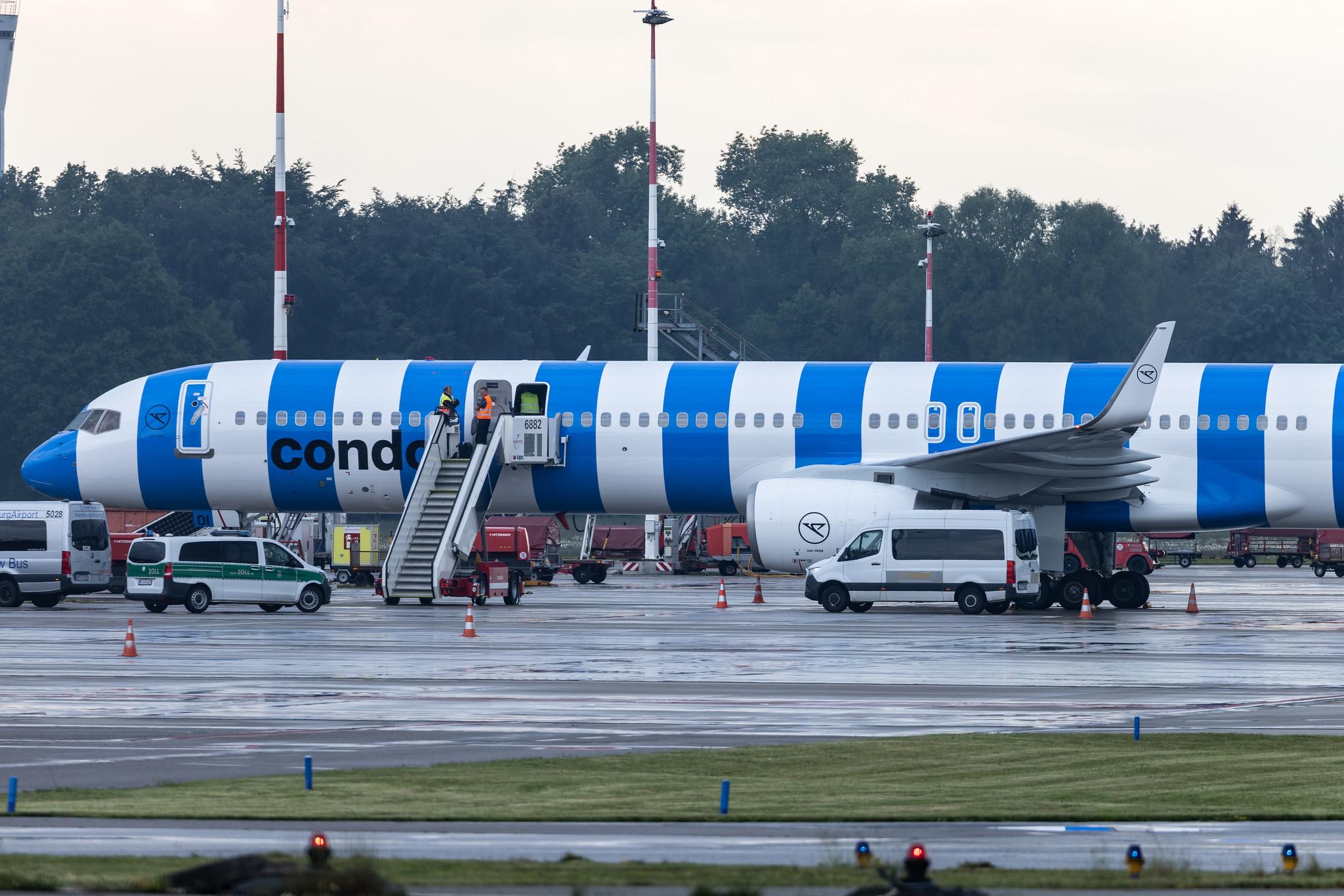 Hamburg Airport: Condor (DE / CFG) |  Boeing 757-330 B753 | D-ABOI | MSN 29018