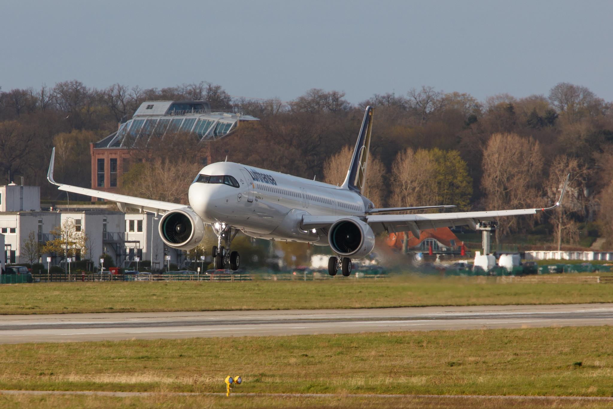 Hamburg Finkenwerder: Lufthansa (LH / DLH) |  Airbus A321-271NX A21N | D-AVXZ (D-AIEI) | MSN 10304