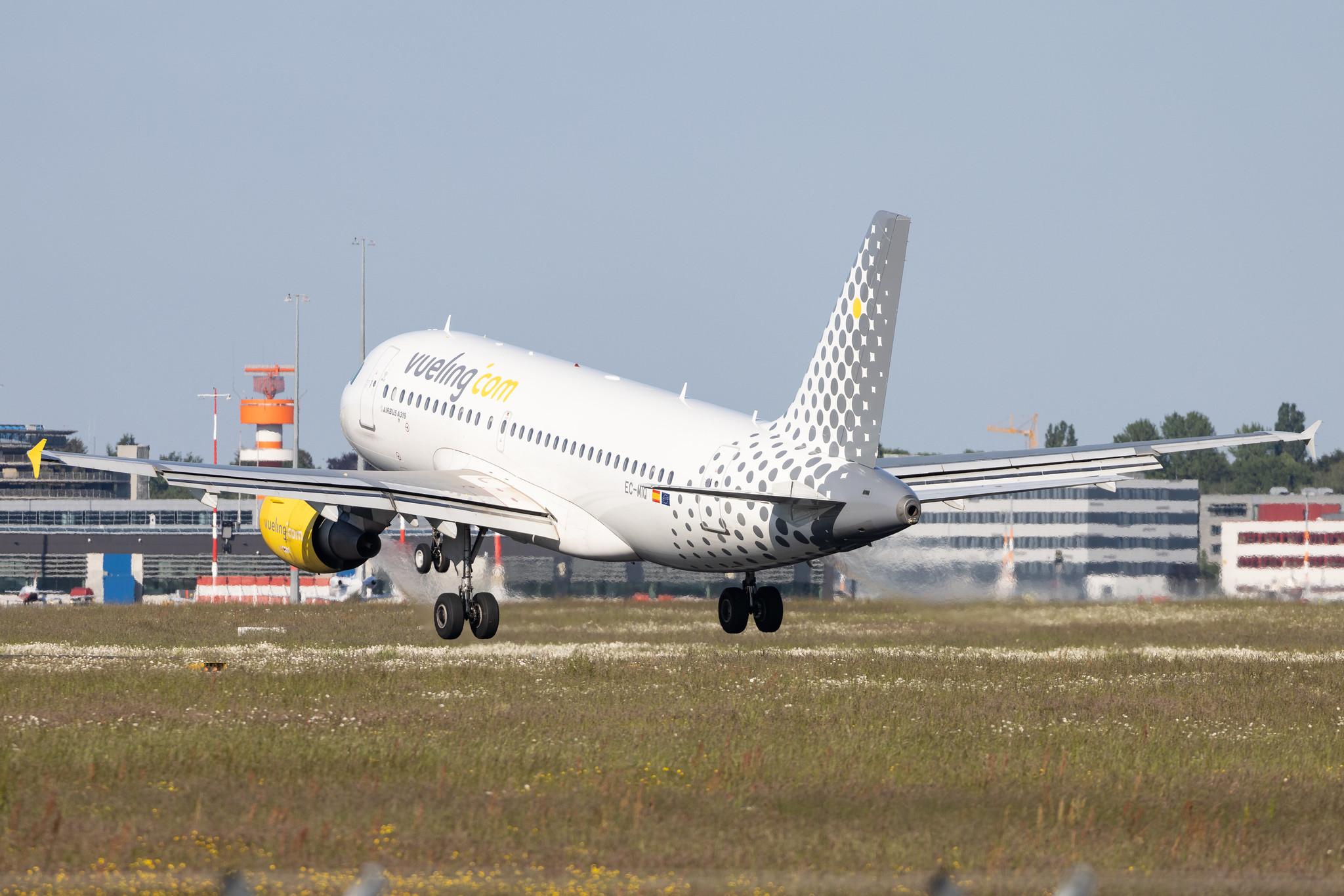 Hamburg Airport: Vueling (VY / VLG) |  Airbus A319-112 A319 | EC-MIQ | MSN 03169