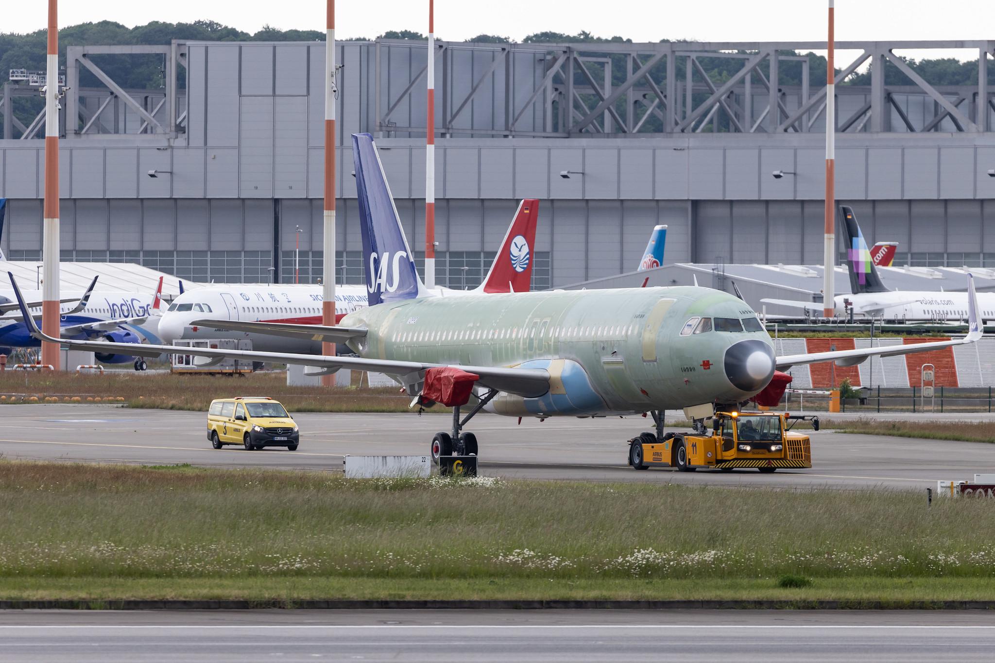 Hamburg Finkenwerder: SAS Scandinavian Airlines (SK / SAS) | Operator: SAS Connect |  Airbus A320-251N A20N | D- (EI-SIR) | MSN 10990